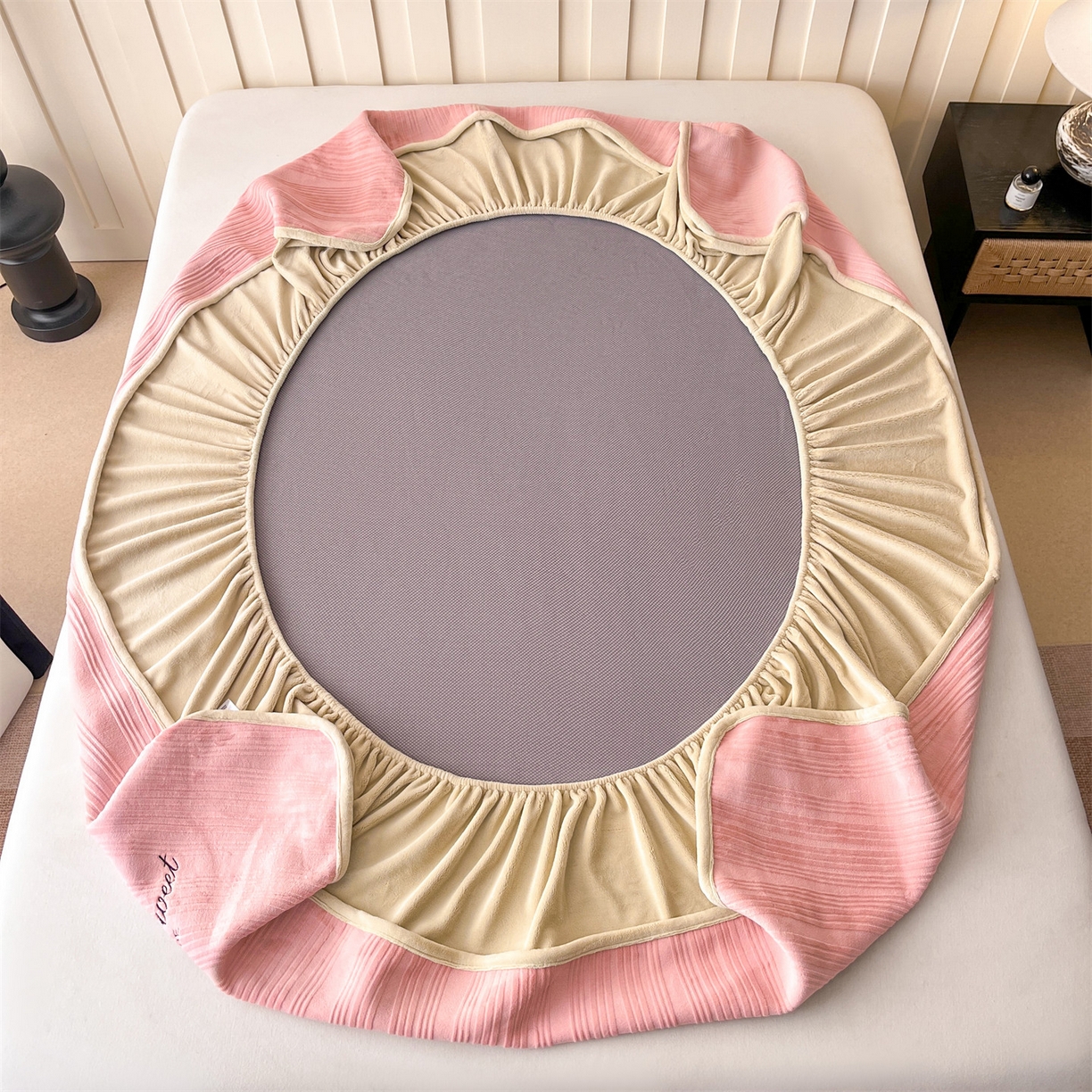 91家纺网 家纺一手货源 找家纺 笙意家纺 2025新款A类加厚牛奶绒烂花复合床笠 花韵-可可粉