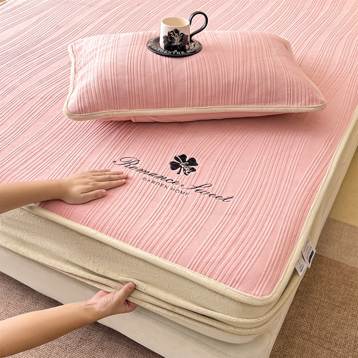 91家纺网 家纺一手货源 找家纺 笙意家纺 2025新款A类加厚牛奶绒烂花复合床笠 花韵-可可粉