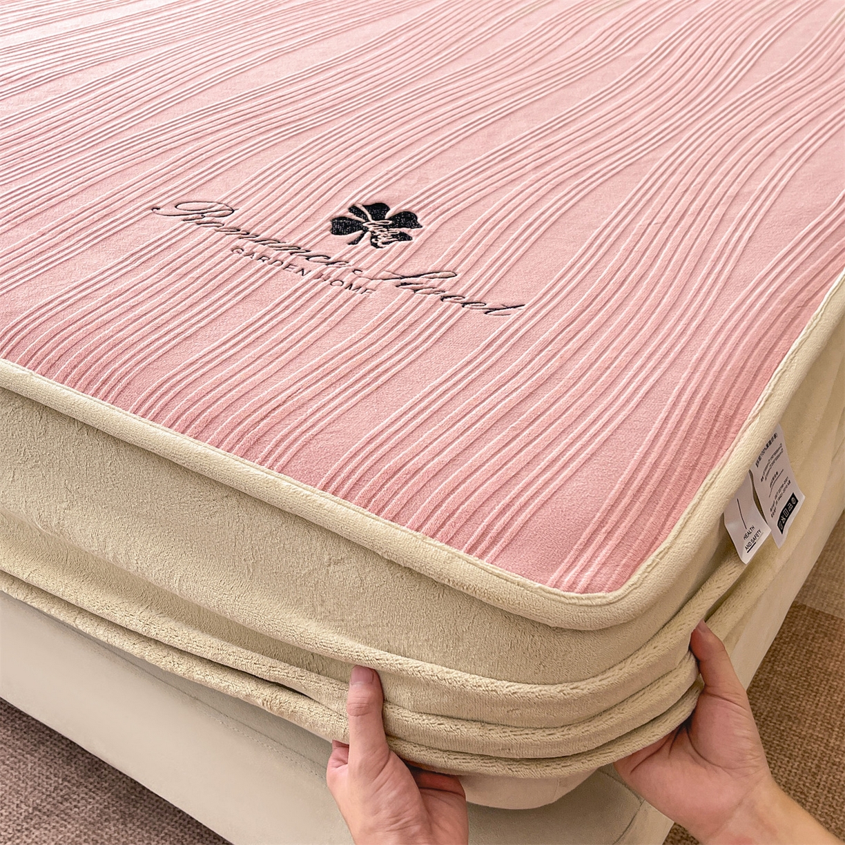 91家纺网 家纺一手货源 找家纺 笙意家纺 2025新款A类加厚牛奶绒烂花复合床笠 花韵-可可粉