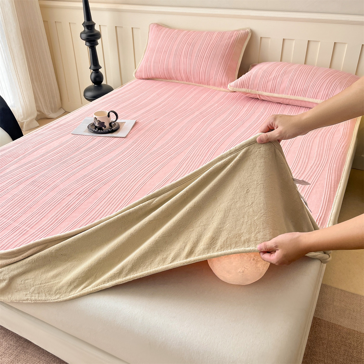 91家纺网 家纺一手货源 找家纺 笙意家纺 2025新款A类加厚牛奶绒烂花复合床笠 花韵-可可粉