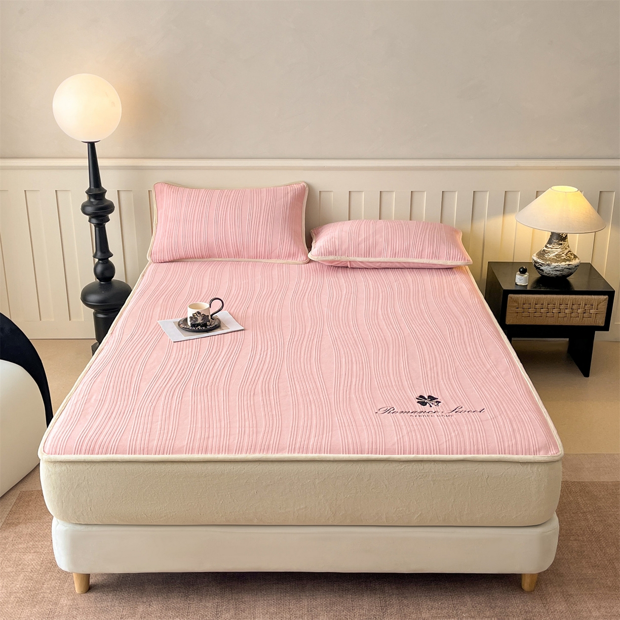 91家纺网 家纺一手货源 找家纺 笙意家纺 2025新款A类加厚牛奶绒烂花复合床笠 花韵-可可粉