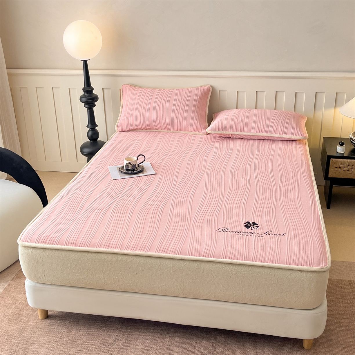 91家纺网 家纺一手货源 找家纺 笙意家纺 2025新款A类加厚牛奶绒烂花复合床笠 花韵-可可粉