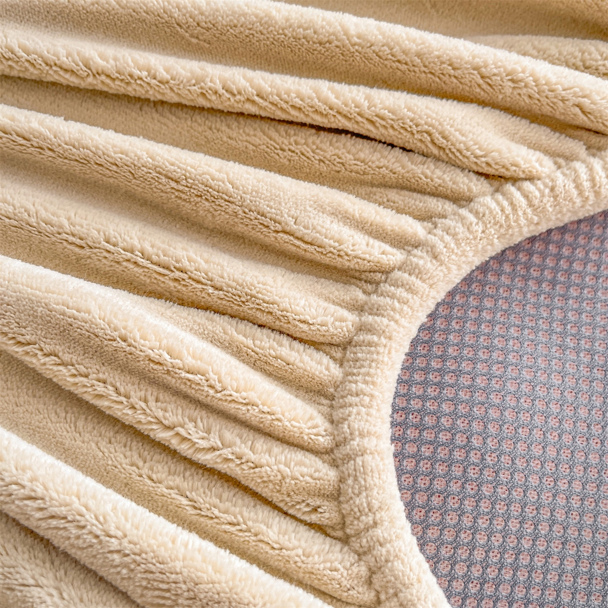 91家纺网 家纺一手货源 找家纺 笙意家纺 2025新款A类加厚牛奶绒烂花复合床笠 花韵-可可粉