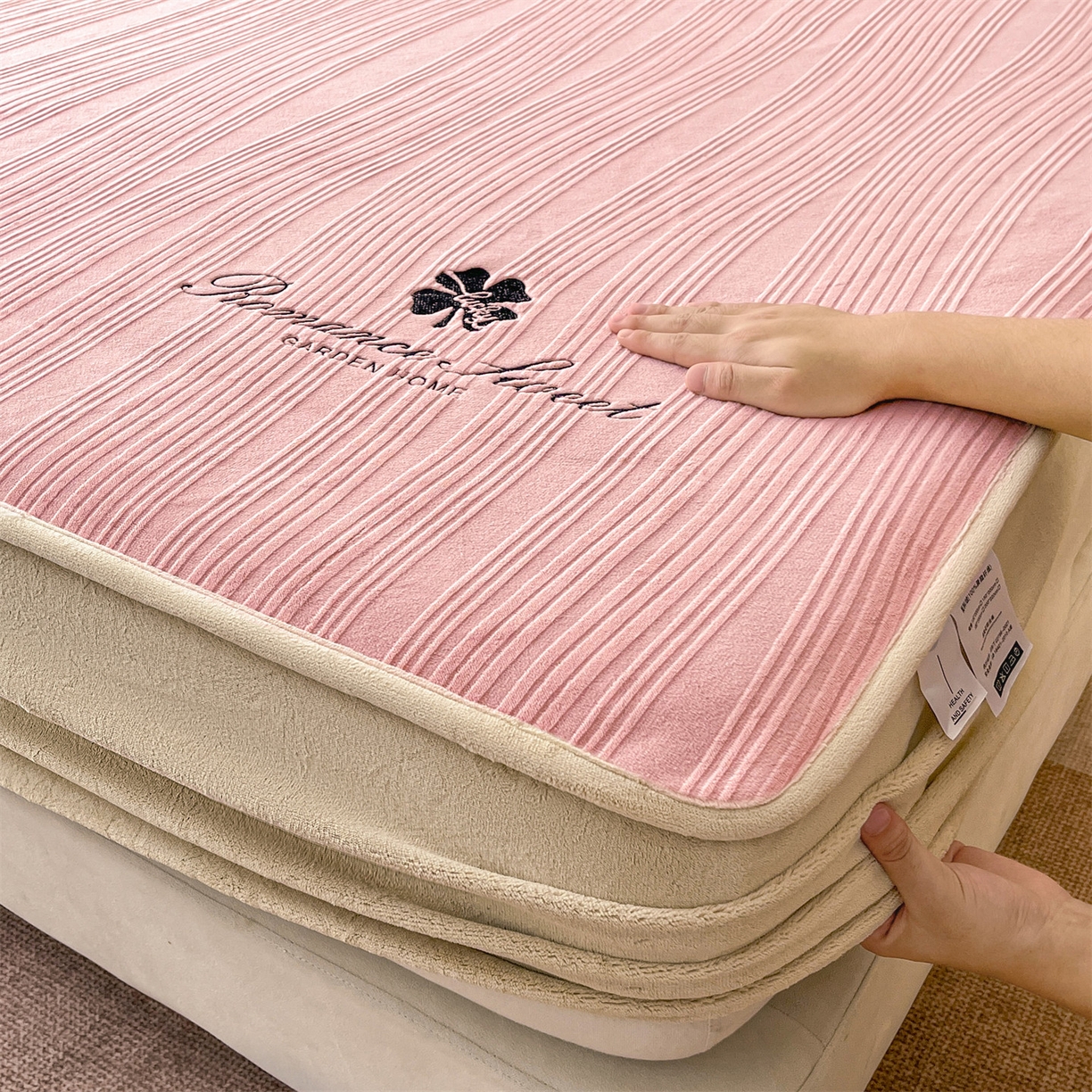 91家纺网 家纺一手货源 找家纺 笙意家纺 2025新款A类加厚牛奶绒烂花复合床笠 花韵-可可粉