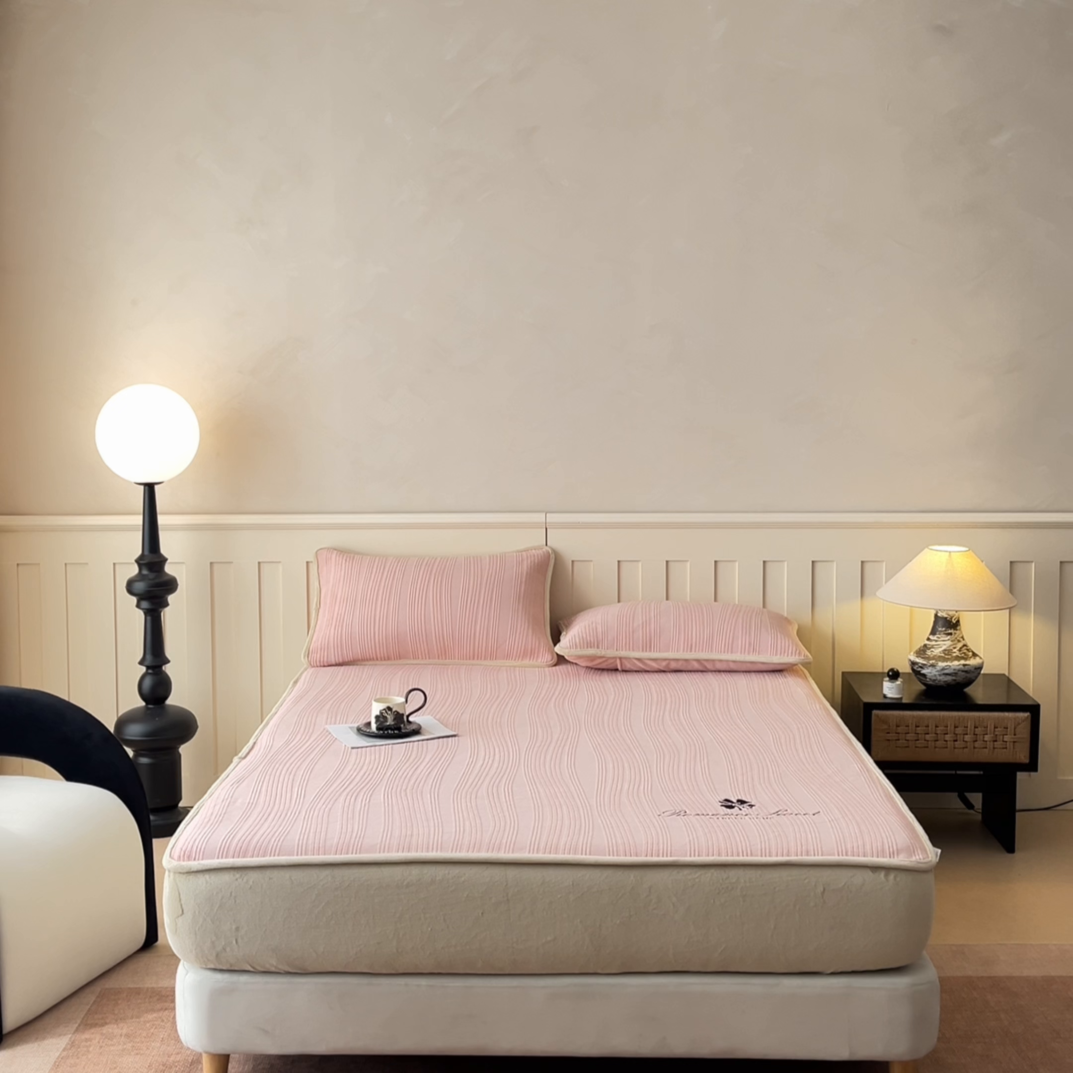 91家纺网 家纺一手货源 找家纺 笙意家纺 2025新款A类加厚牛奶绒烂花复合床笠 花韵-可可粉