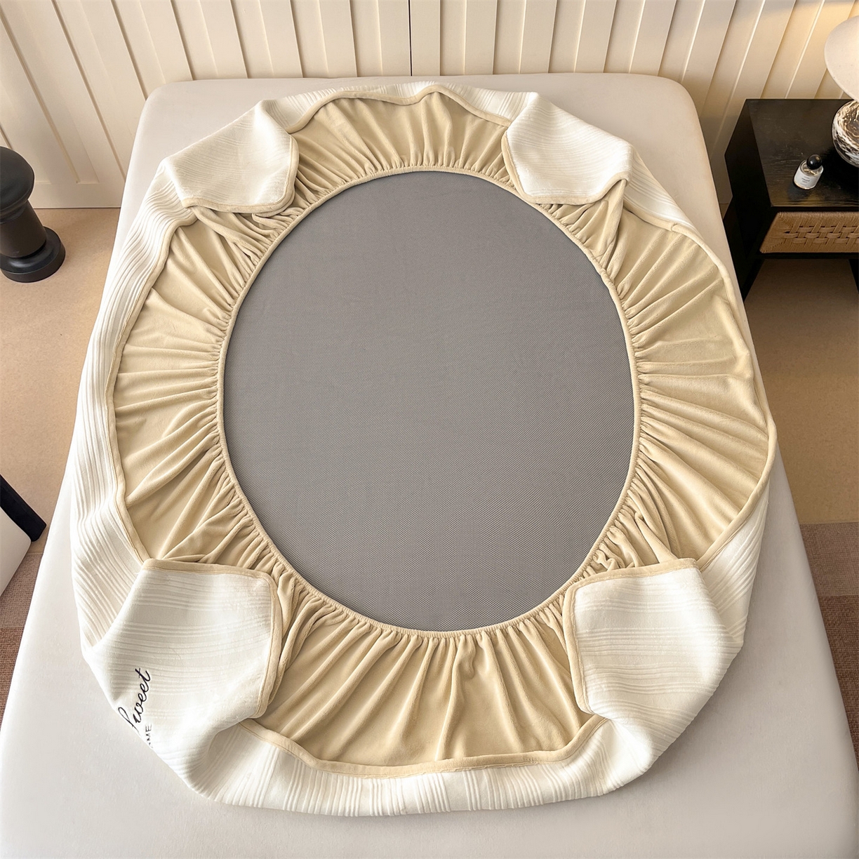 91家纺网 家纺一手货源 找家纺 笙意家纺 2025新款A类加厚牛奶绒烂花复合床笠 花韵-奶白