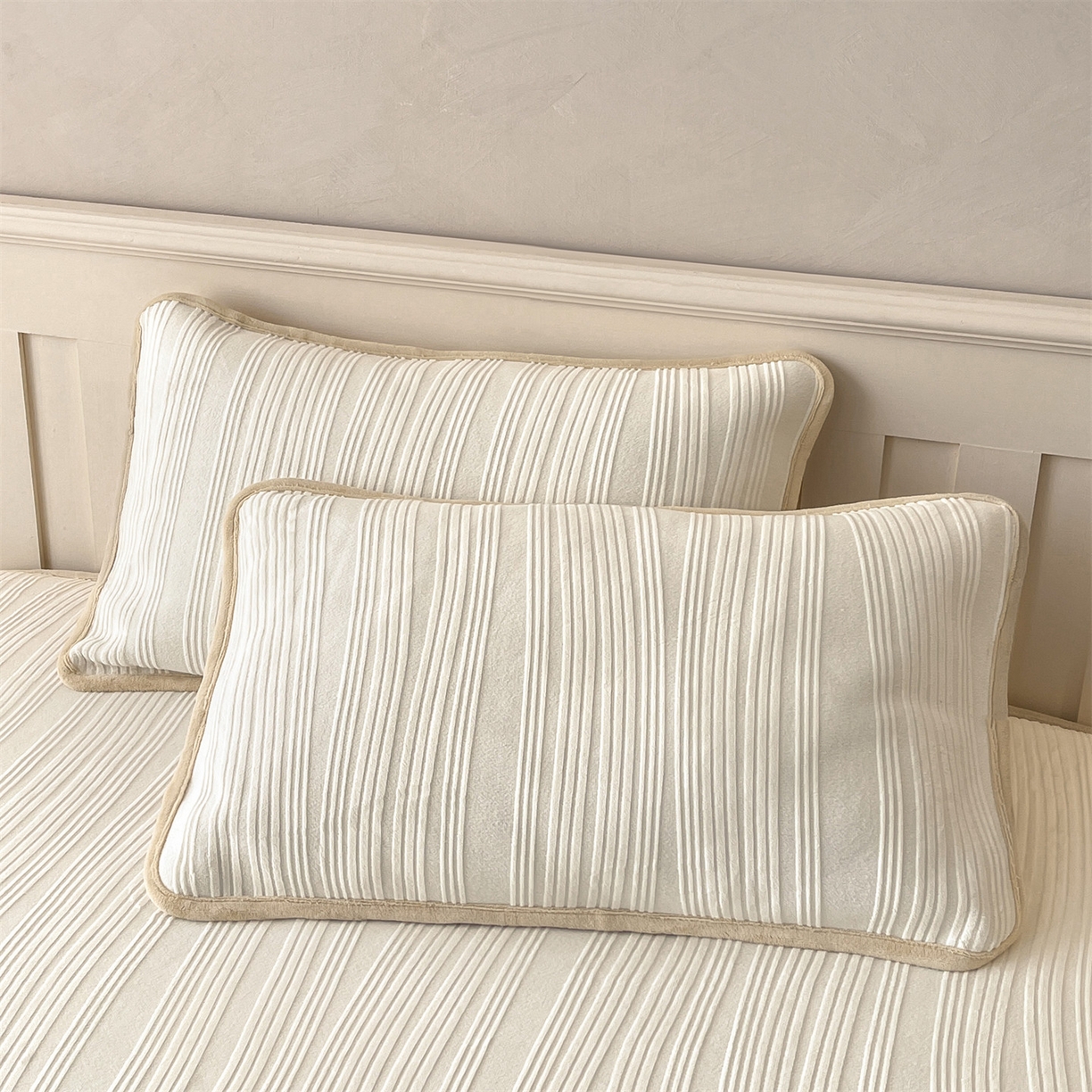 91家纺网 家纺一手货源 找家纺 笙意家纺 2025新款A类加厚牛奶绒烂花复合床笠 花韵-奶白