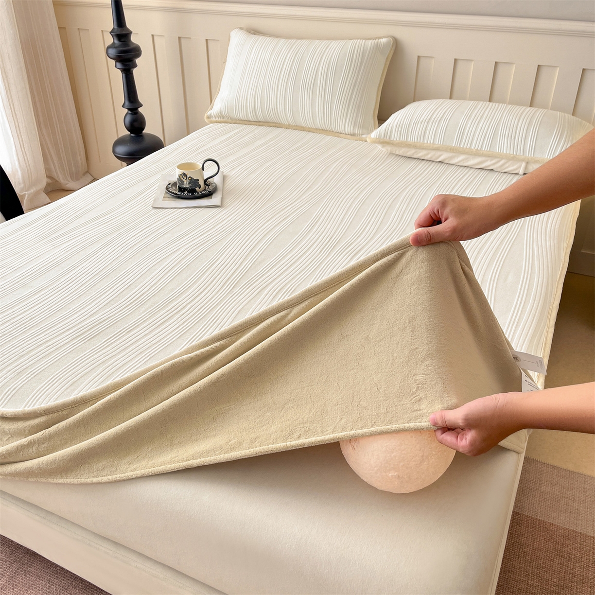 91家纺网 家纺一手货源 找家纺 笙意家纺 2025新款A类加厚牛奶绒烂花复合床笠 花韵-奶白