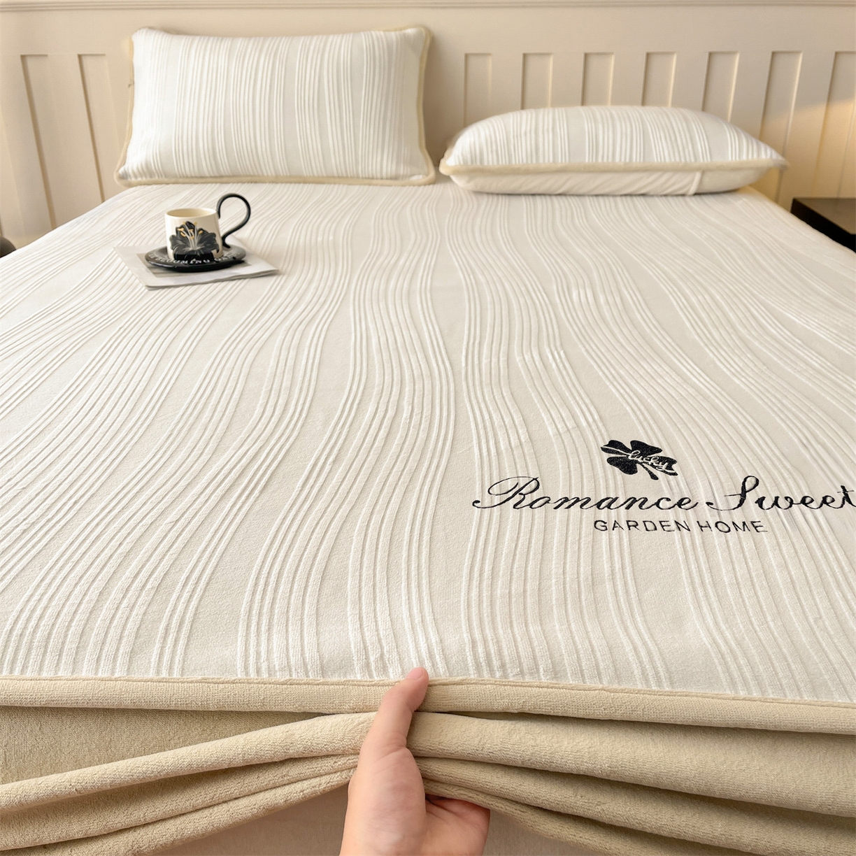 91家纺网 家纺一手货源 找家纺 笙意家纺 2025新款A类加厚牛奶绒烂花复合床笠 花韵-奶白