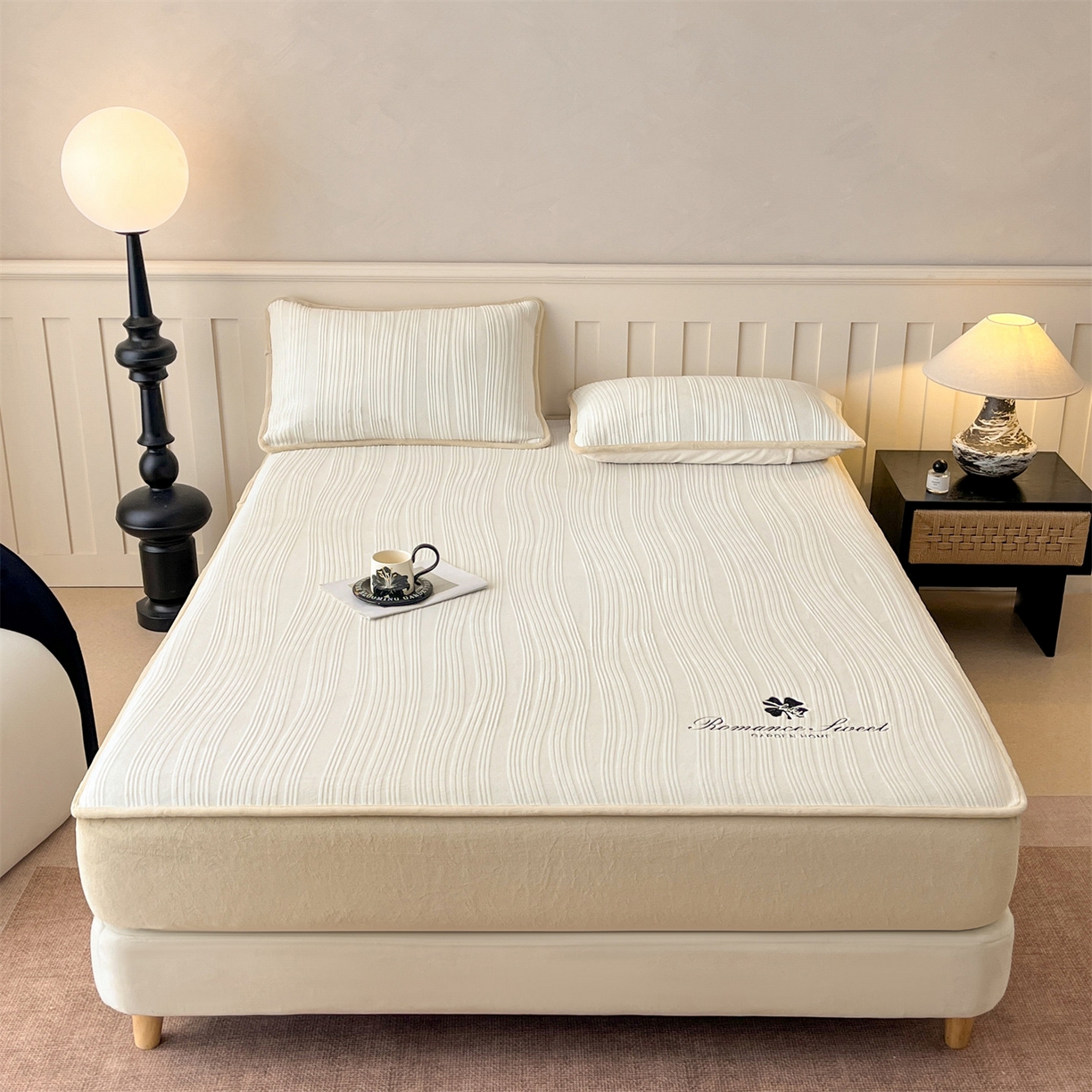 91家纺网 家纺一手货源 找家纺 笙意家纺 2025新款A类加厚牛奶绒烂花复合床笠 花韵-奶白