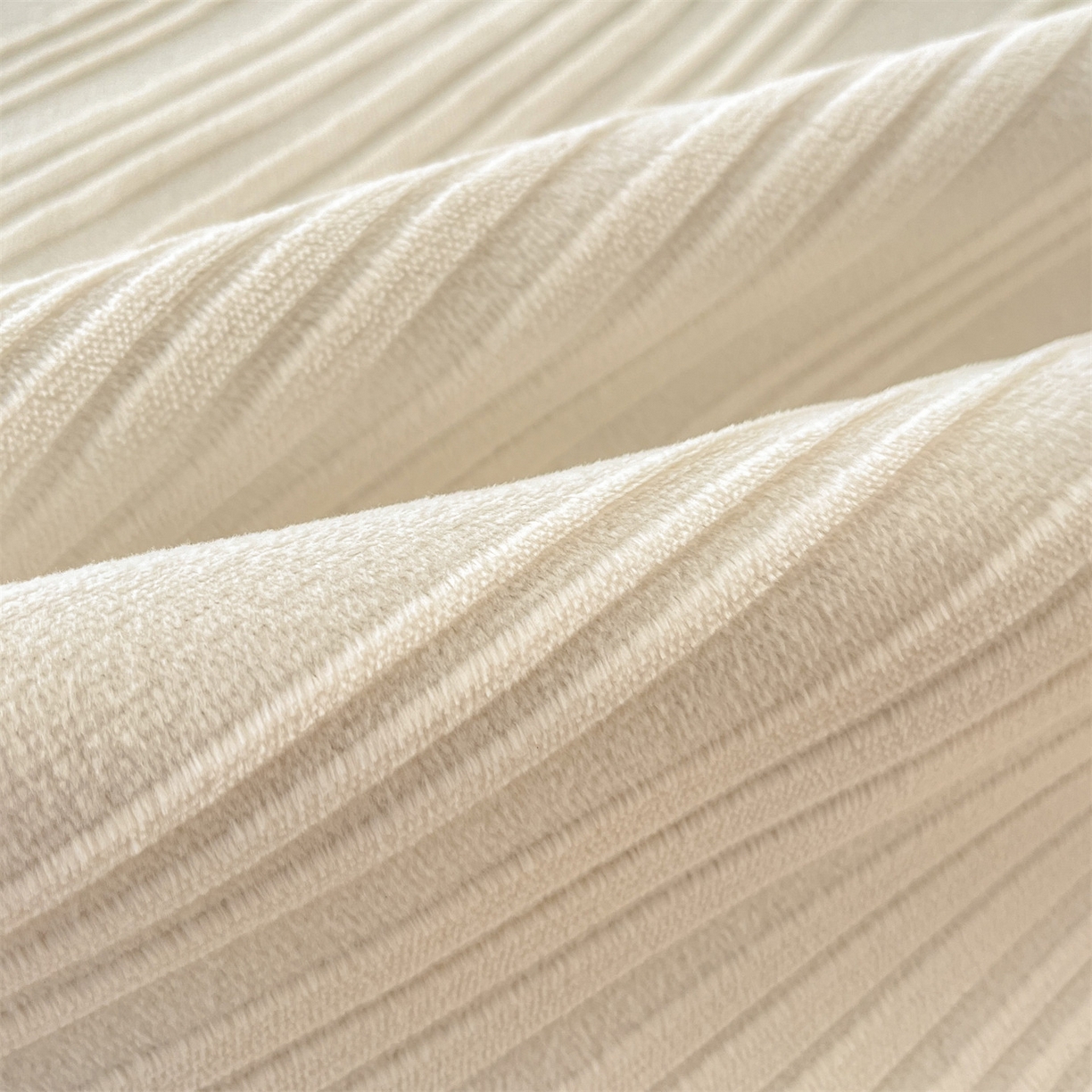 91家纺网 家纺一手货源 找家纺 笙意家纺 2025新款A类加厚牛奶绒烂花复合床笠 花韵-奶白