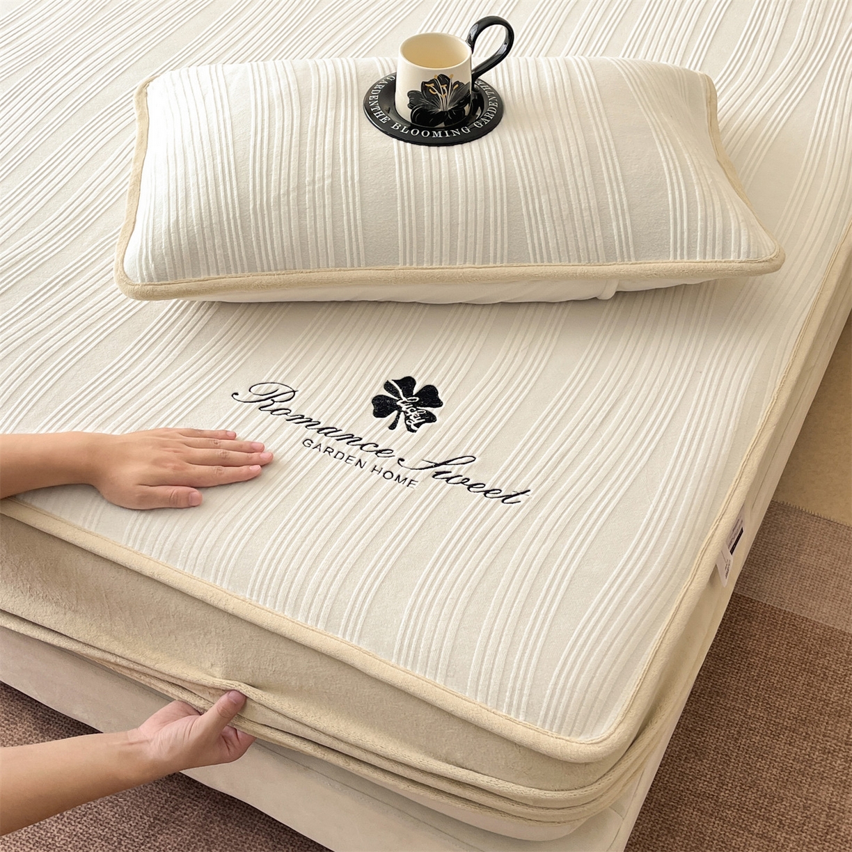 91家纺网 家纺一手货源 找家纺 笙意家纺 2025新款A类加厚牛奶绒烂花复合床笠 花韵-奶白