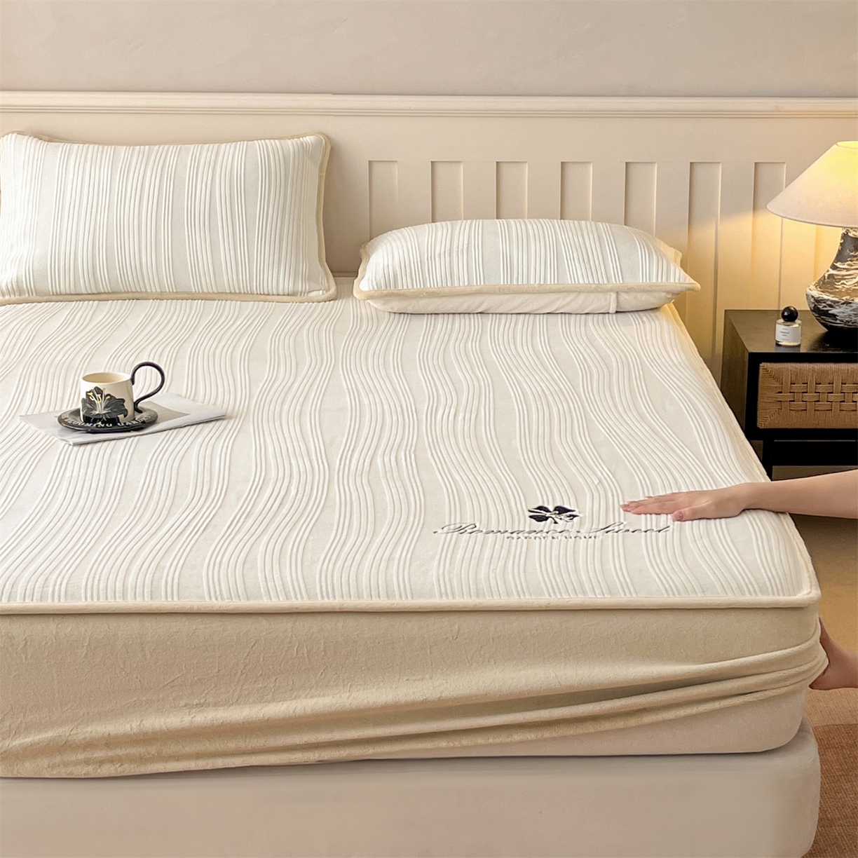 91家纺网 家纺一手货源 找家纺 笙意家纺 2025新款A类加厚牛奶绒烂花复合床笠 花韵-奶白