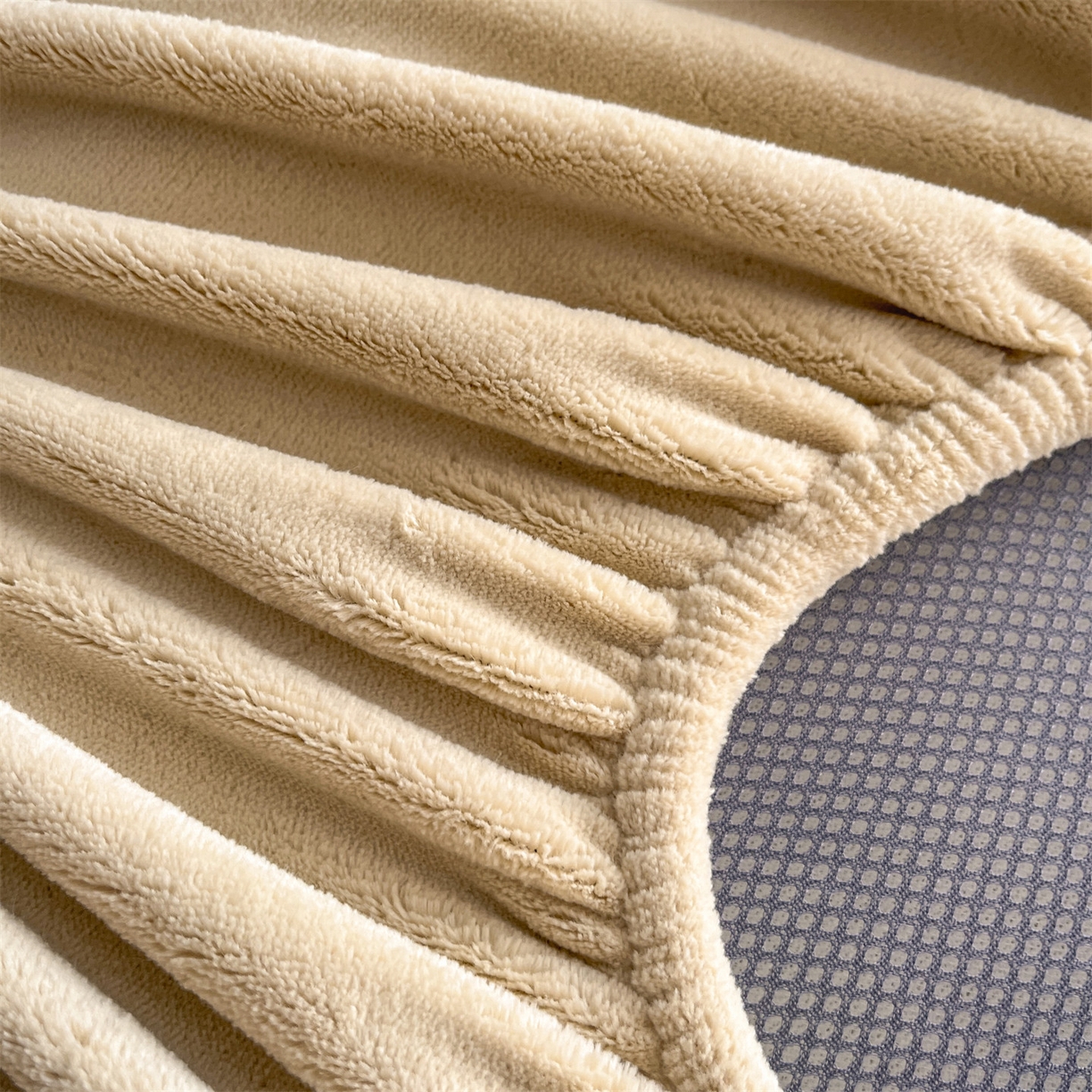 91家纺网 家纺一手货源 找家纺 笙意家纺 2025新款A类加厚牛奶绒烂花复合床笠 花韵-奶白