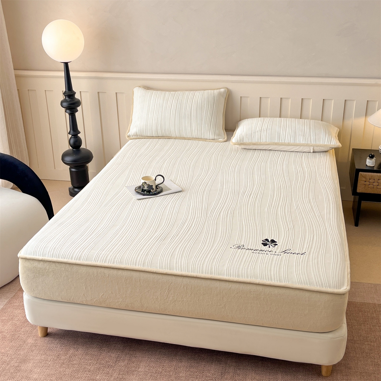 91家纺网 家纺一手货源 找家纺 笙意家纺 2025新款A类加厚牛奶绒烂花复合床笠 花韵-奶白