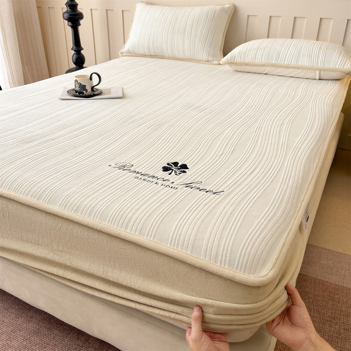 91家纺网 家纺一手货源 找家纺 笙意家纺 2025新款A类加厚牛奶绒烂花复合床笠 花韵-奶白