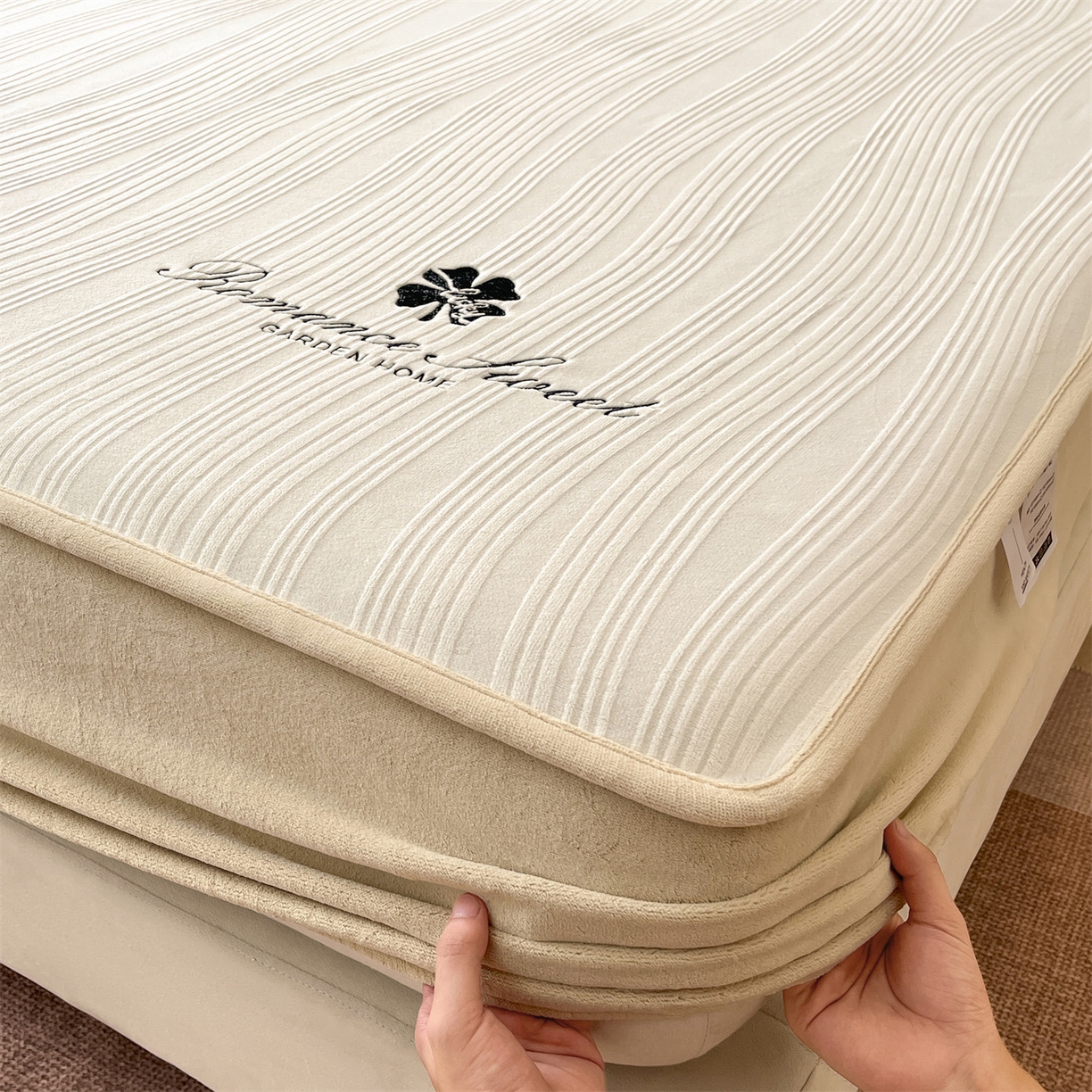 91家纺网 家纺一手货源 找家纺 笙意家纺 2025新款A类加厚牛奶绒烂花复合床笠 花韵-奶白