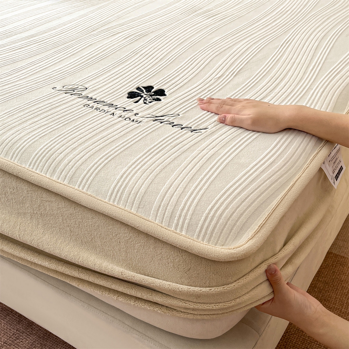 91家纺网 家纺一手货源 找家纺 笙意家纺 2025新款A类加厚牛奶绒烂花复合床笠 花韵-奶白