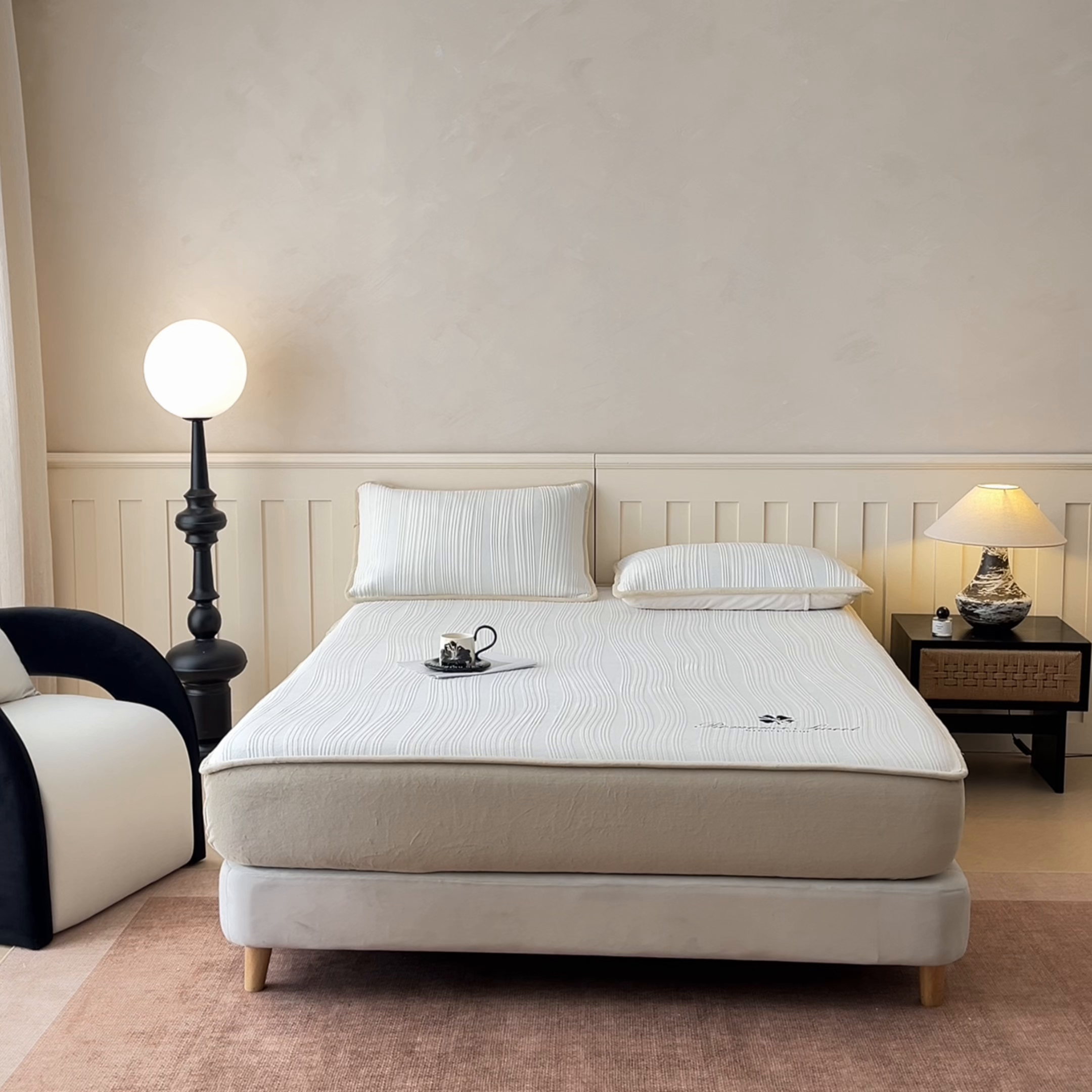 91家纺网 家纺一手货源 找家纺 笙意家纺 2025新款A类加厚牛奶绒烂花复合床笠 花韵-奶白