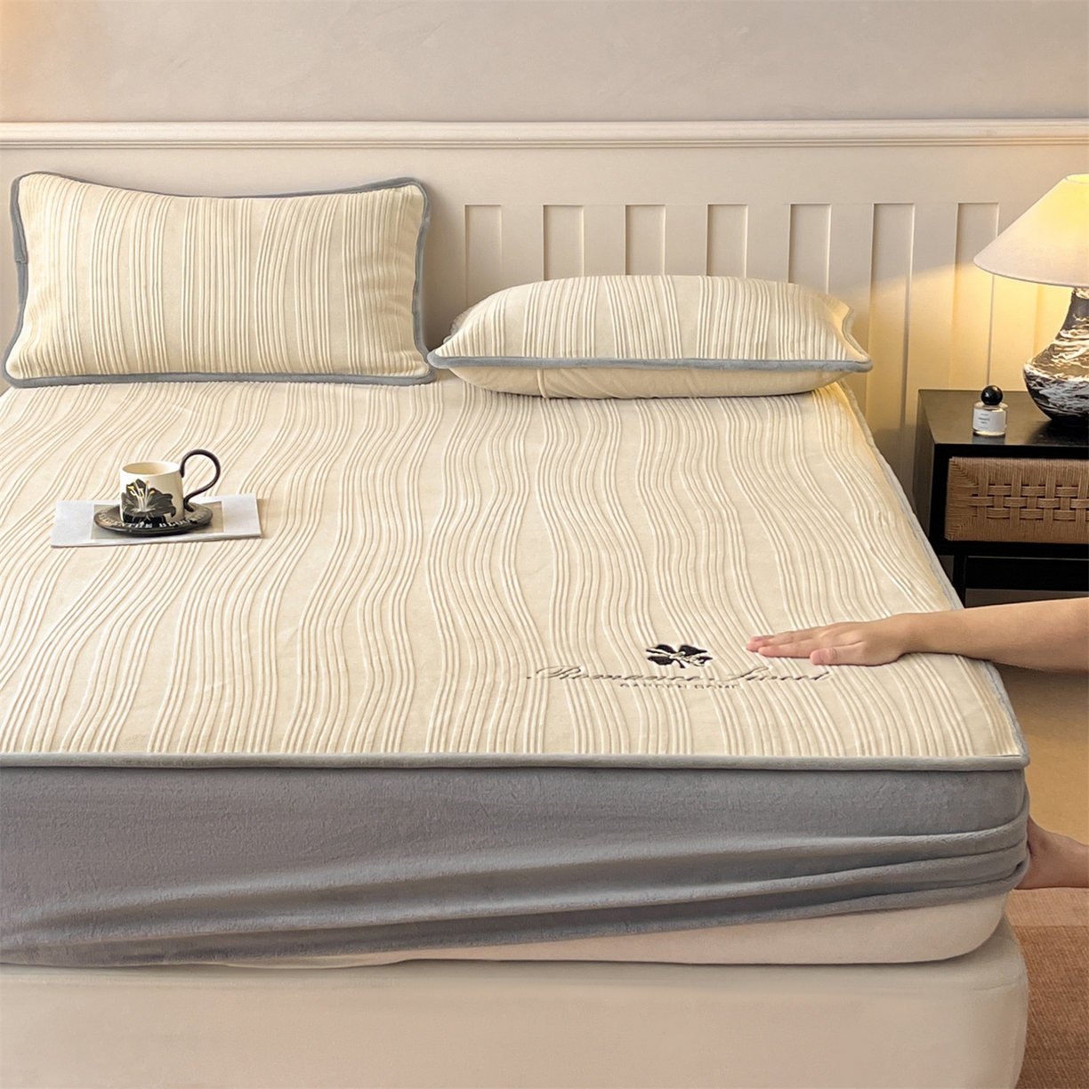 91家纺网 家纺一手货源 找家纺 笙意家纺 2025新款A类加厚牛奶绒烂花复合床笠 花韵-奶茶