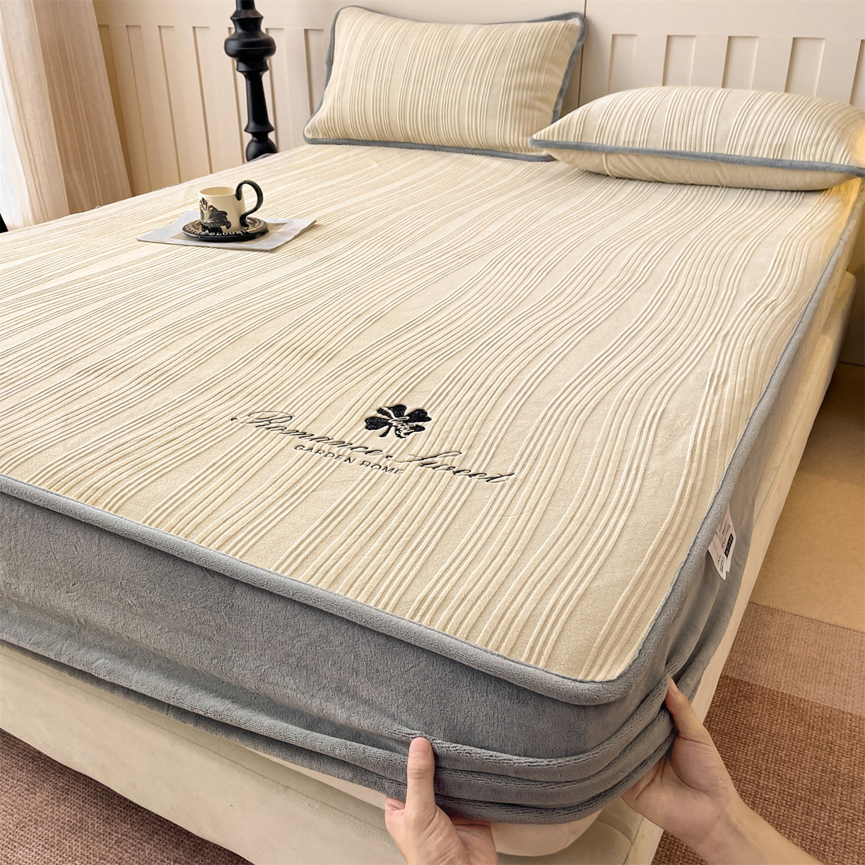 91家纺网 家纺一手货源 找家纺 笙意家纺 2025新款A类加厚牛奶绒烂花复合床笠 花韵-奶茶