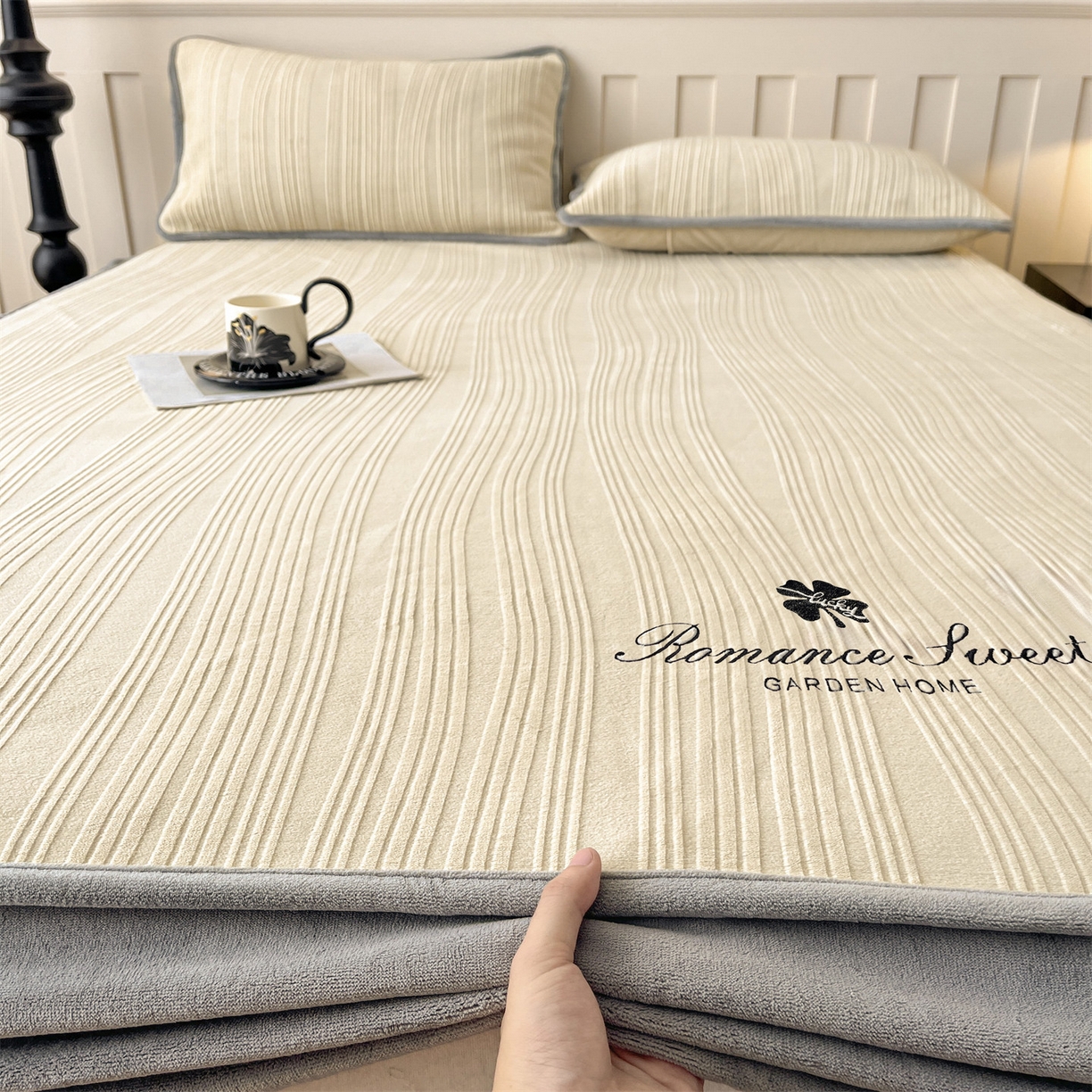 91家纺网 家纺一手货源 找家纺 笙意家纺 2025新款A类加厚牛奶绒烂花复合床笠 花韵-奶茶