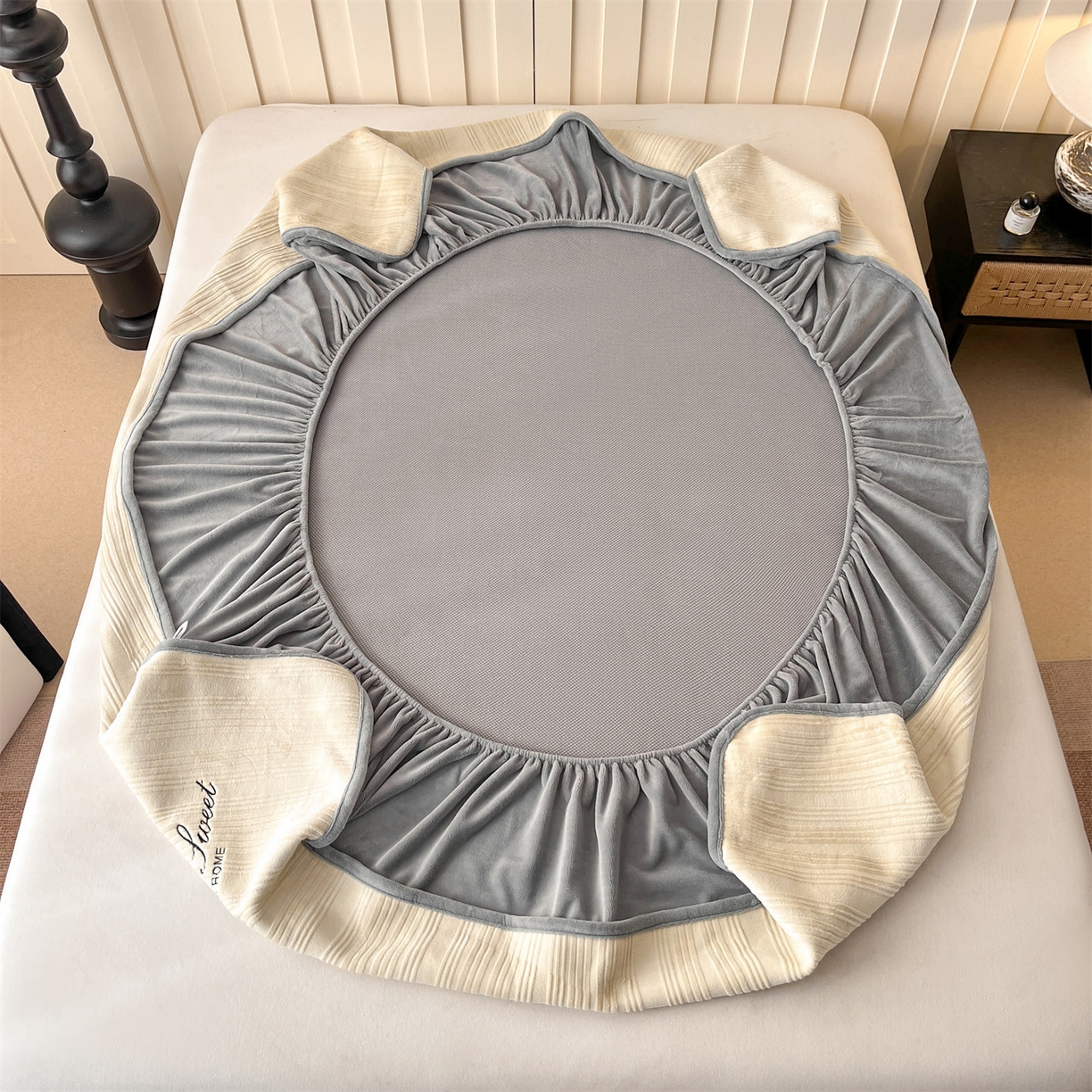 91家纺网 家纺一手货源 找家纺 笙意家纺 2025新款A类加厚牛奶绒烂花复合床笠 花韵-奶茶