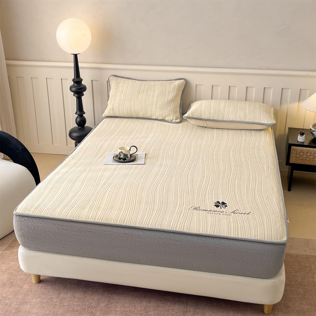 91家纺网 家纺一手货源 找家纺 笙意家纺 2025新款A类加厚牛奶绒烂花复合床笠 花韵-奶茶