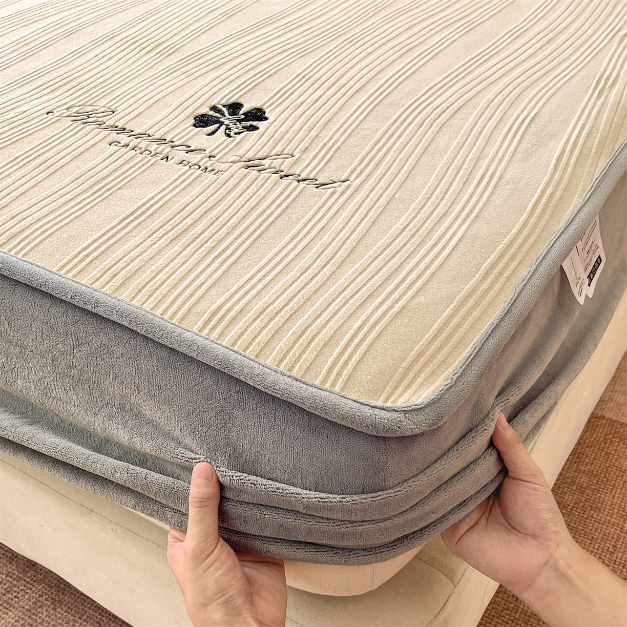 91家纺网 家纺一手货源 找家纺 笙意家纺 2025新款A类加厚牛奶绒烂花复合床笠 花韵-奶茶