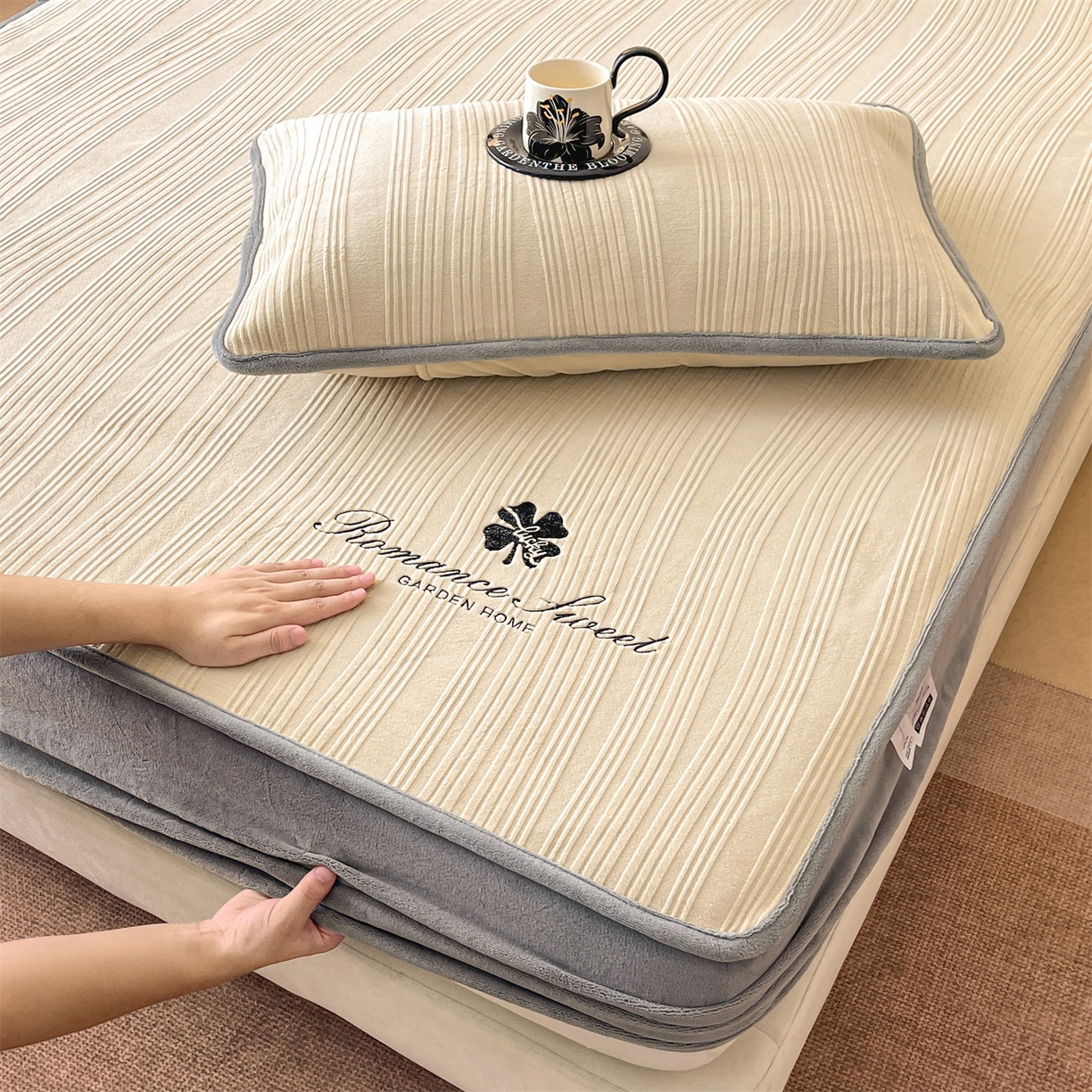 91家纺网 家纺一手货源 找家纺 笙意家纺 2025新款A类加厚牛奶绒烂花复合床笠 花韵-奶茶