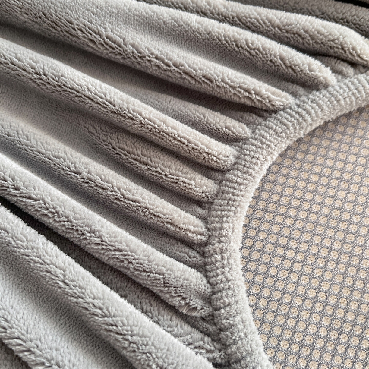 91家纺网 家纺一手货源 找家纺 笙意家纺 2025新款A类加厚牛奶绒烂花复合床笠 花韵-奶茶