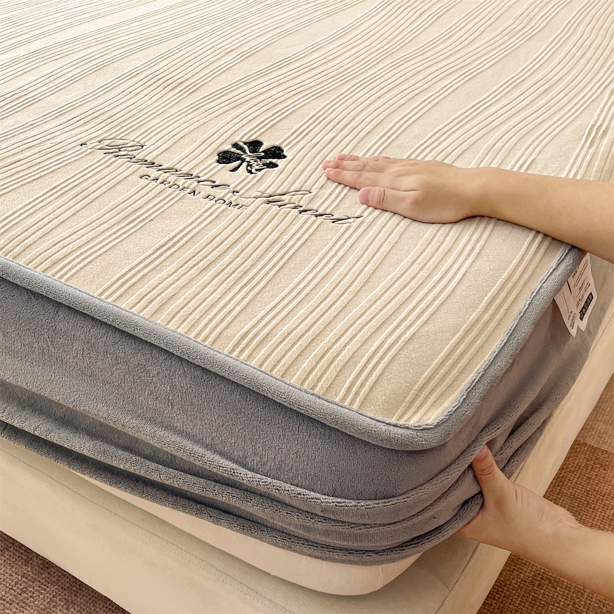 91家纺网 家纺一手货源 找家纺 笙意家纺 2025新款A类加厚牛奶绒烂花复合床笠 花韵-奶茶