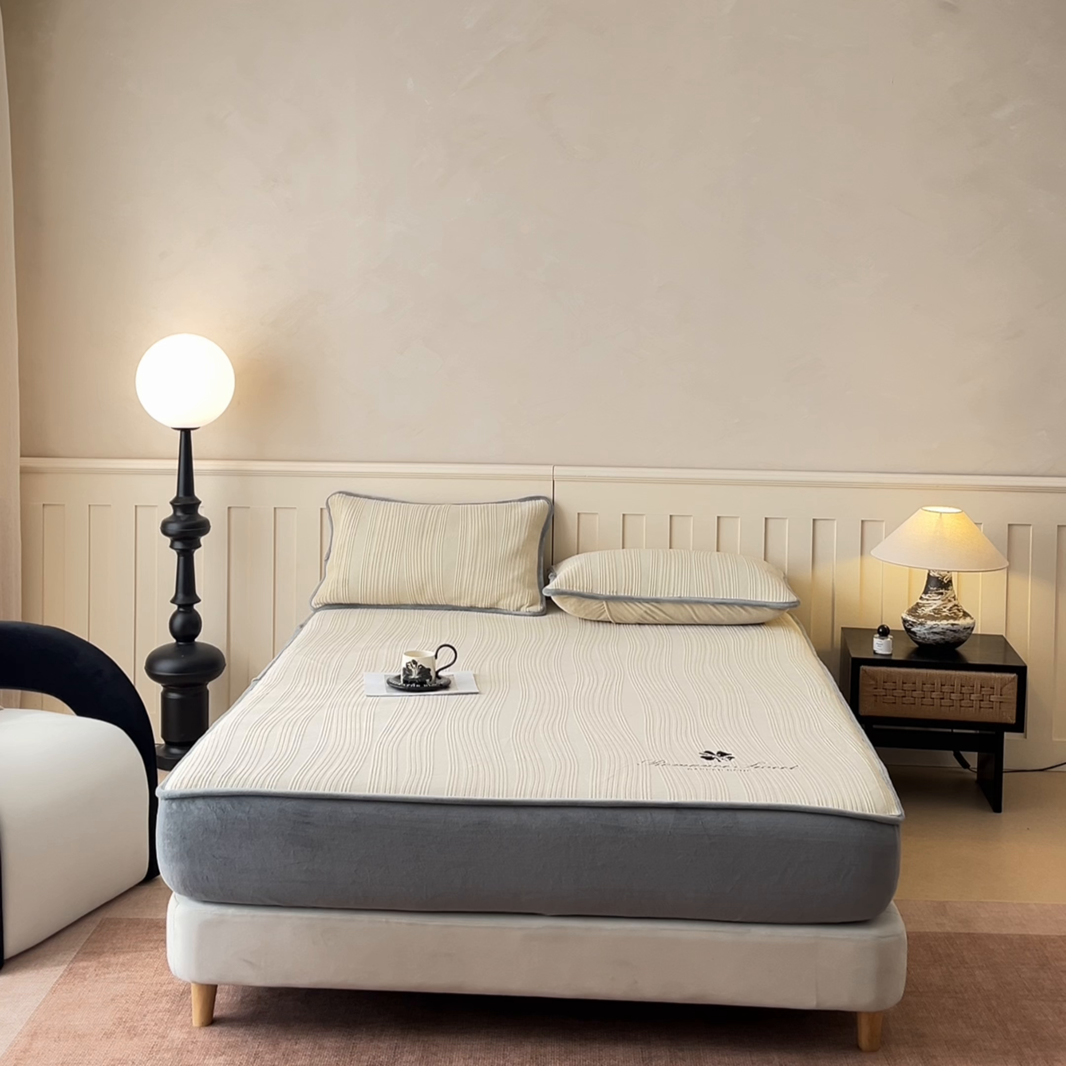 91家纺网 家纺一手货源 找家纺 笙意家纺 2025新款A类加厚牛奶绒烂花复合床笠 花韵-奶茶