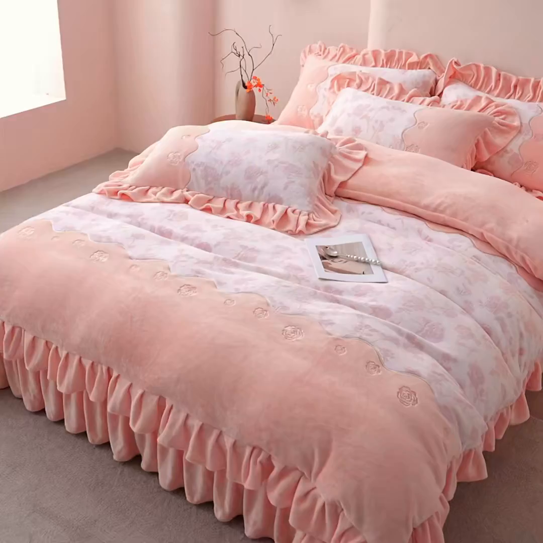 91家纺网 家纺一手货源 找家纺 （总）宜凡家纺 2025新款牛奶绒雕花刺绣床盖四件套