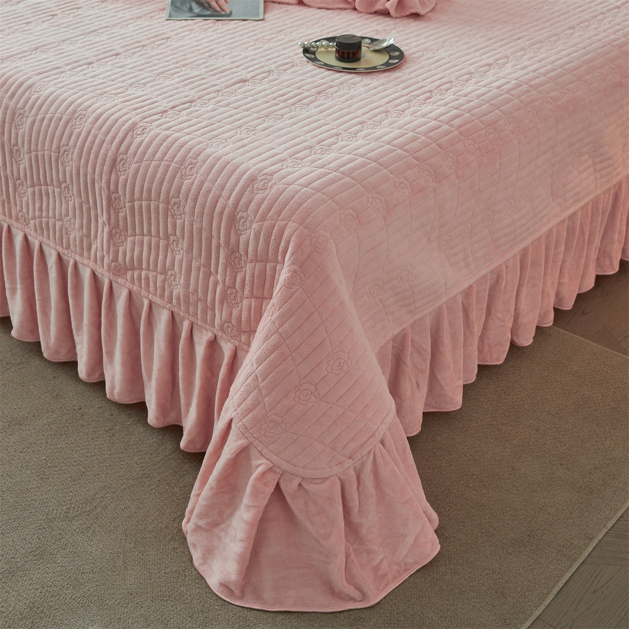 91家纺网 家纺一手货源 找家纺 （总）宜凡家纺 2025新款牛奶绒雕花刺绣床盖四件套