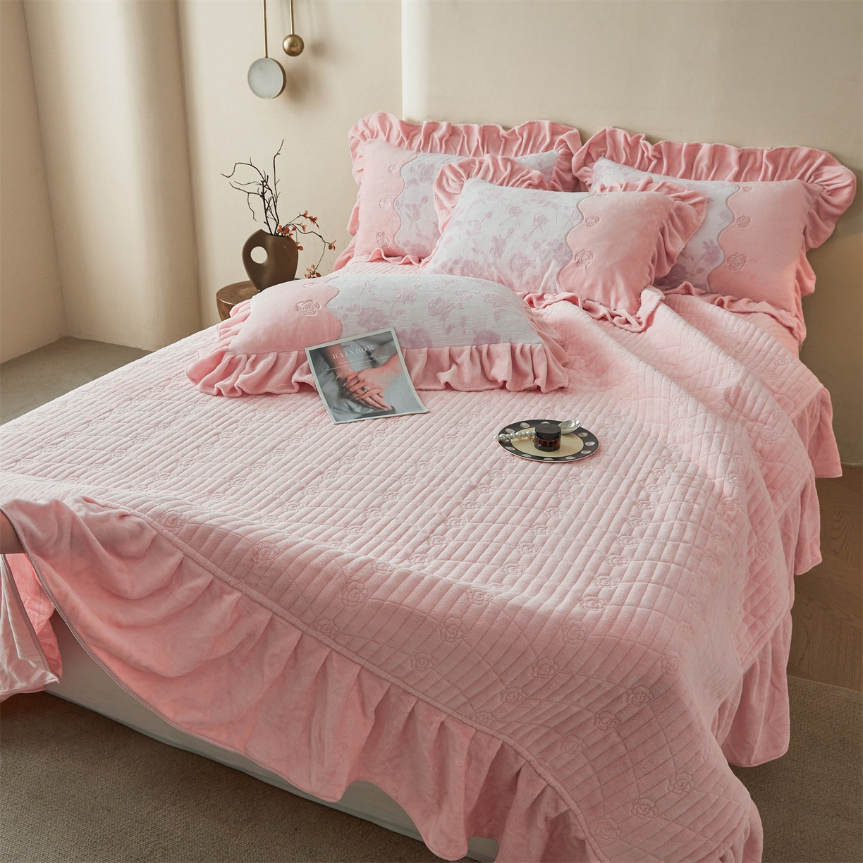 91家纺网 家纺一手货源 找家纺 （总）宜凡家纺 2025新款牛奶绒雕花刺绣床盖四件套