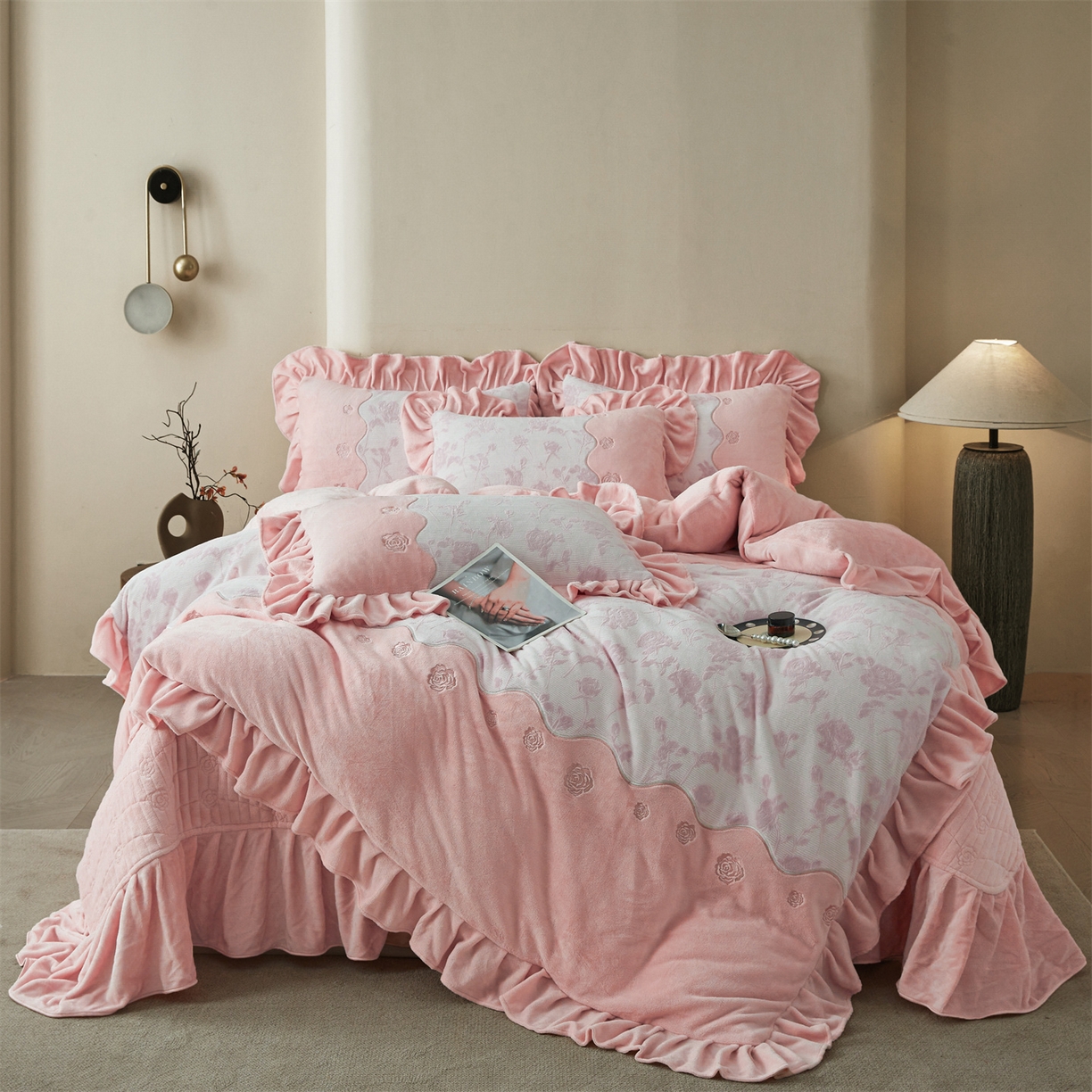 91家纺网 家纺一手货源 找家纺 （总）宜凡家纺 2025新款牛奶绒雕花刺绣床盖四件套