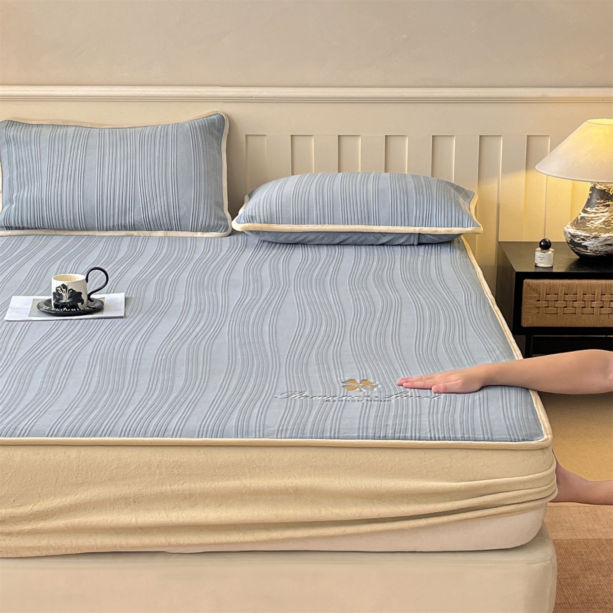 91家纺网 家纺一手货源 找家纺 笙意家纺 2025新款A类加厚牛奶绒烂花复合床笠 花韵-浅灰