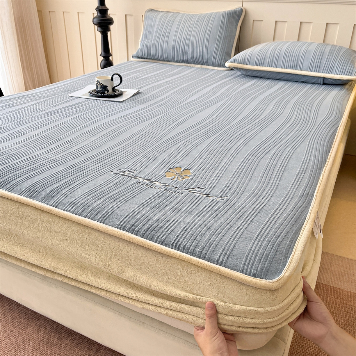 91家纺网 家纺一手货源 找家纺 笙意家纺 2025新款A类加厚牛奶绒烂花复合床笠 花韵-浅灰