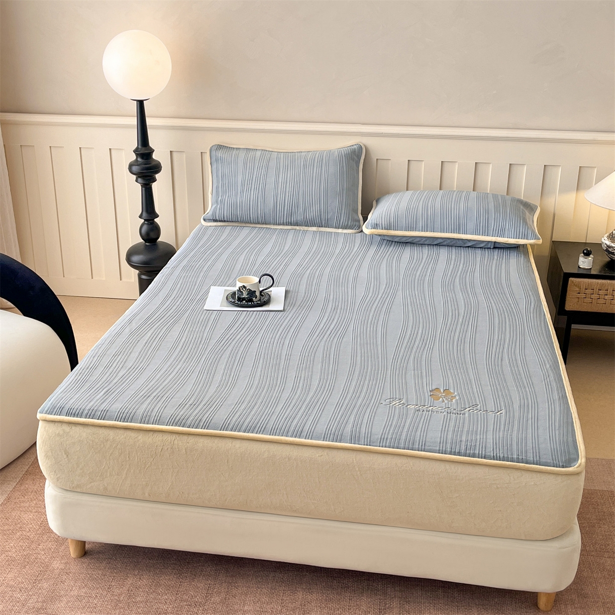 91家纺网 家纺一手货源 找家纺 笙意家纺 2025新款A类加厚牛奶绒烂花复合床笠 花韵-浅灰