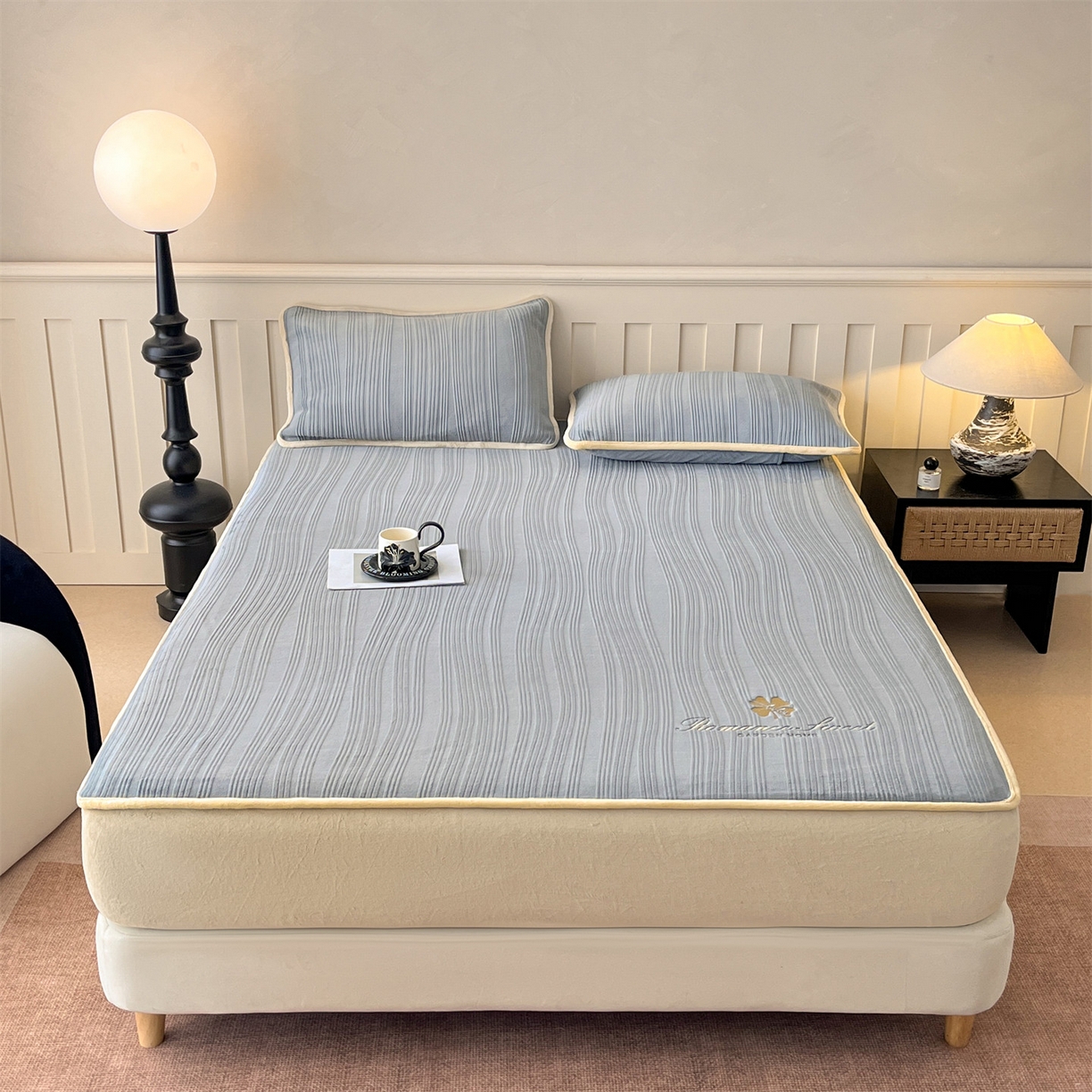 91家纺网 家纺一手货源 找家纺 笙意家纺 2025新款A类加厚牛奶绒烂花复合床笠 花韵-浅灰