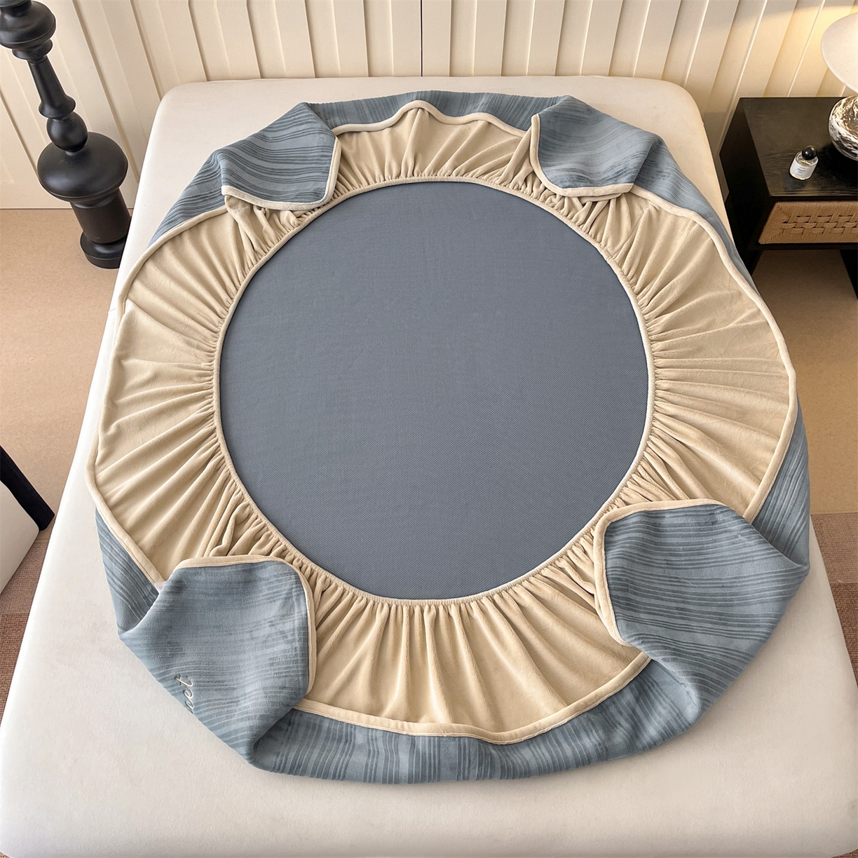 91家纺网 家纺一手货源 找家纺 笙意家纺 2025新款A类加厚牛奶绒烂花复合床笠 花韵-浅灰