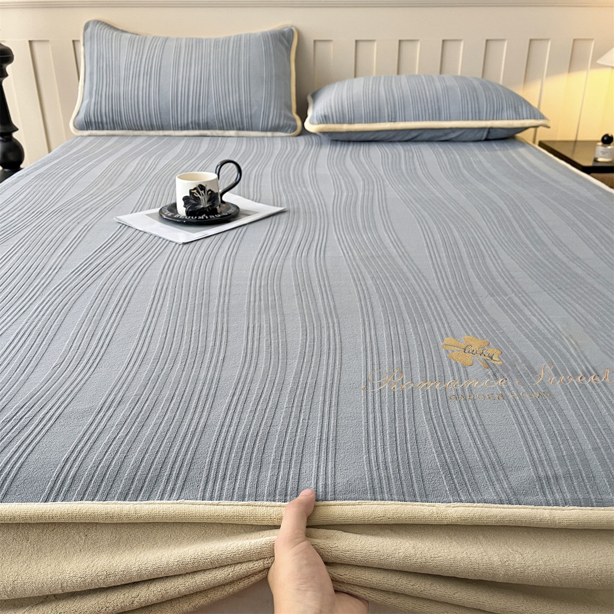 91家纺网 家纺一手货源 找家纺 笙意家纺 2025新款A类加厚牛奶绒烂花复合床笠 花韵-浅灰