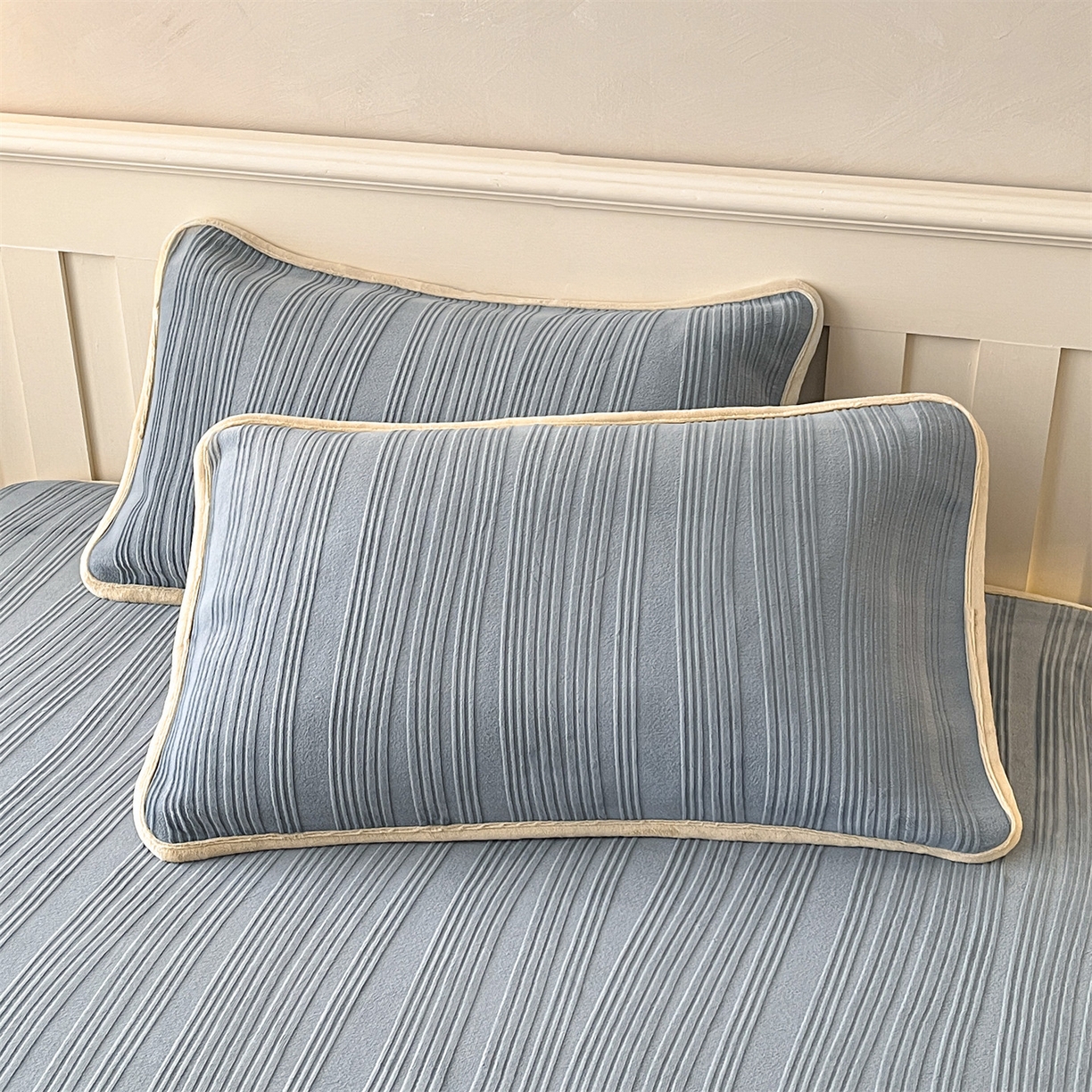 91家纺网 家纺一手货源 找家纺 笙意家纺 2025新款A类加厚牛奶绒烂花复合床笠 花韵-浅灰