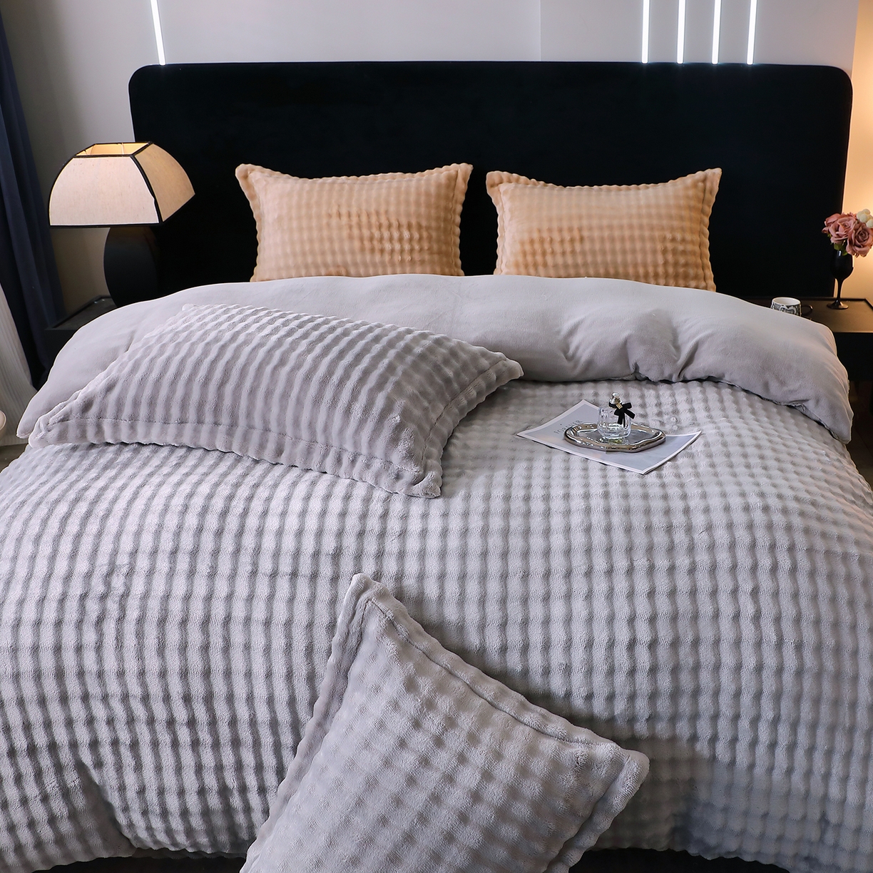 91家纺网 家纺一手货源 找家纺 肖恩毯业 2025新款泡泡绒仿兔毛绒四件套牛奶绒4件套8斤重加厚高密保暖 绅士灰