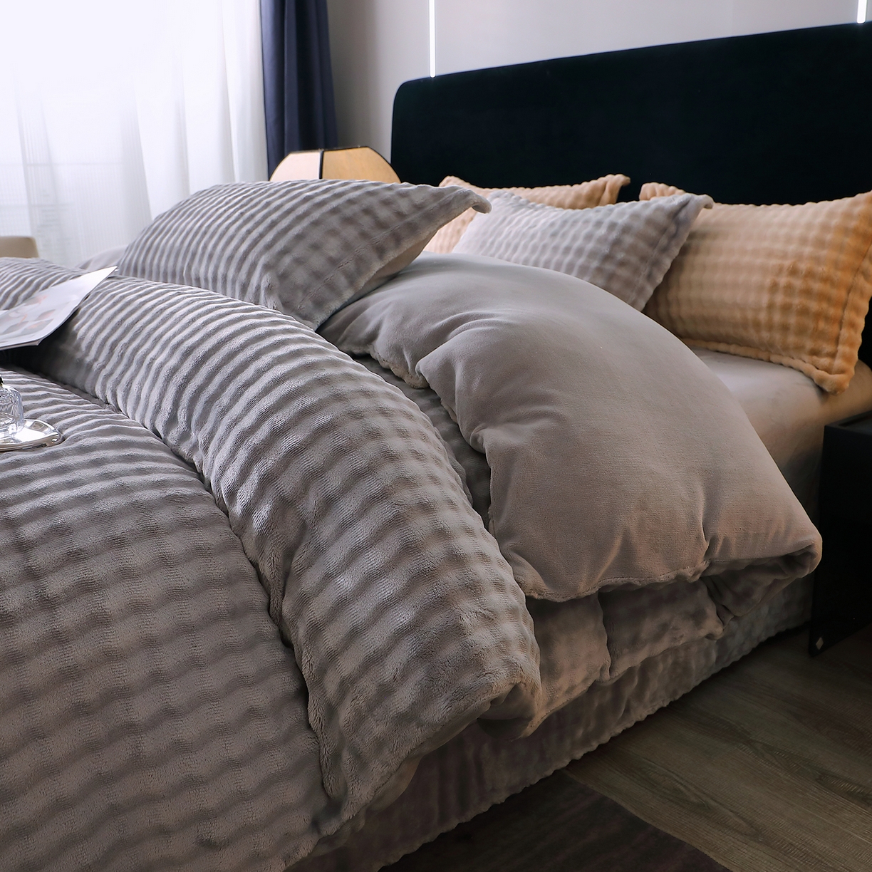 91家纺网 家纺一手货源 找家纺 肖恩毯业 2025新款泡泡绒仿兔毛绒四件套牛奶绒4件套8斤重加厚高密保暖 绅士灰