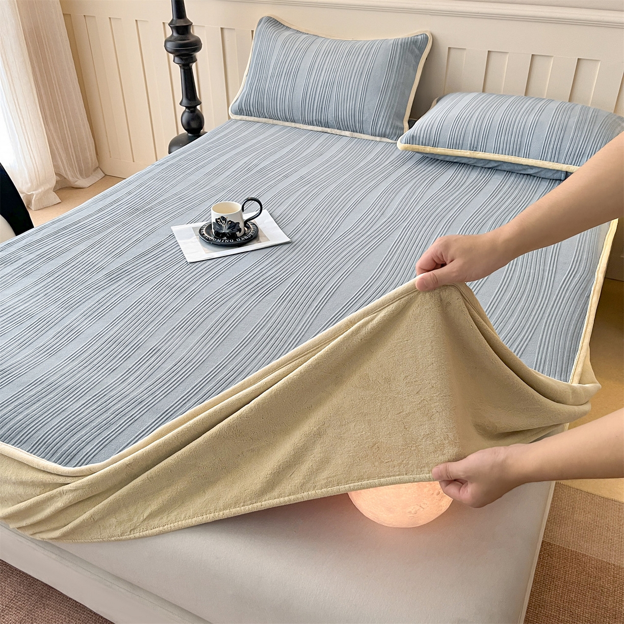 91家纺网 家纺一手货源 找家纺 笙意家纺 2025新款A类加厚牛奶绒烂花复合床笠 花韵-浅灰