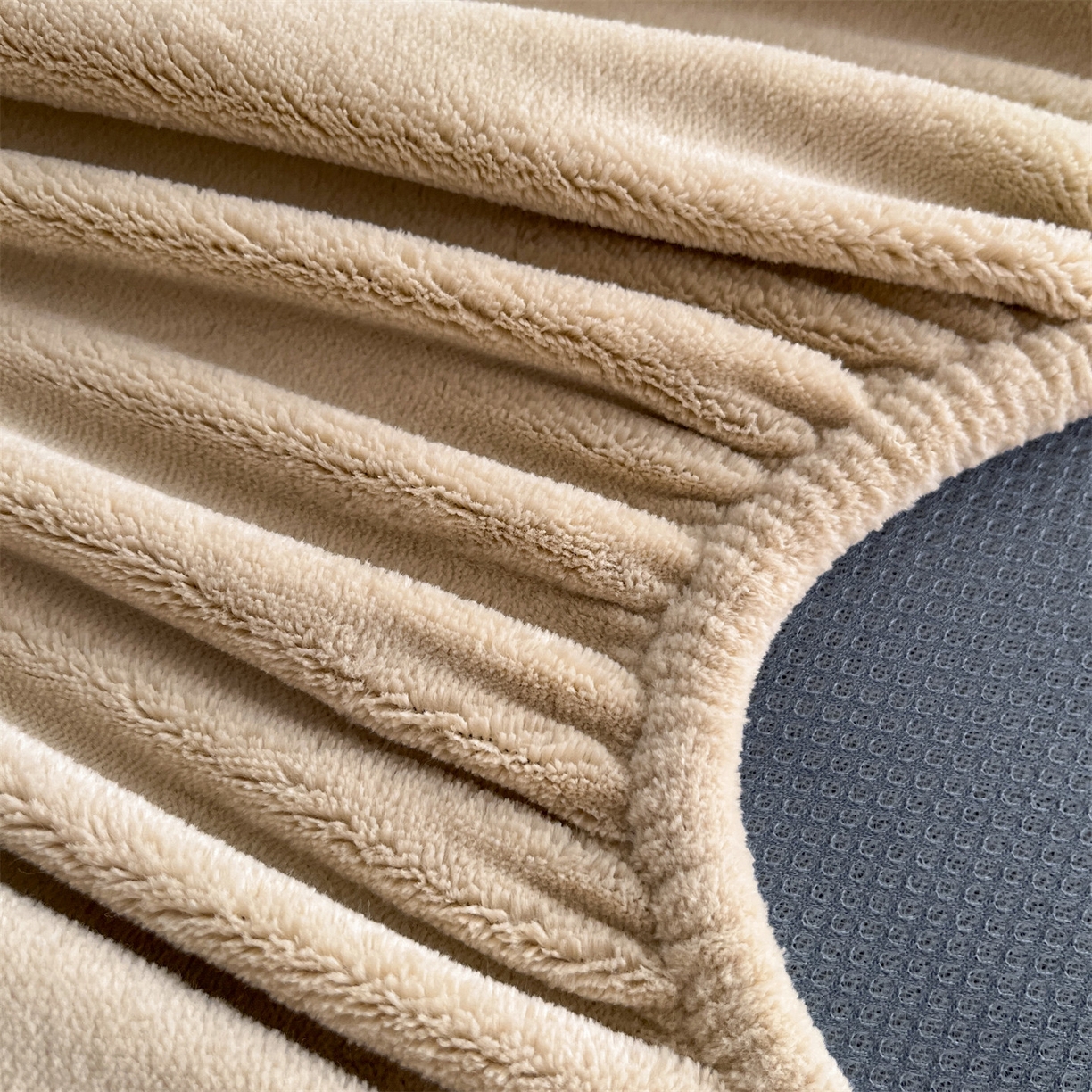 91家纺网 家纺一手货源 找家纺 笙意家纺 2025新款A类加厚牛奶绒烂花复合床笠 花韵-浅灰