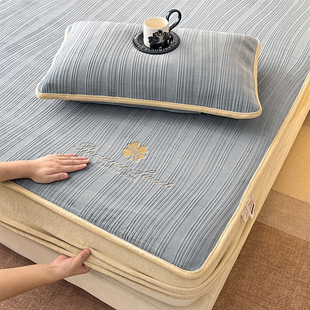 91家纺网 家纺一手货源 找家纺 笙意家纺 2025新款A类加厚牛奶绒烂花复合床笠 花韵-浅灰