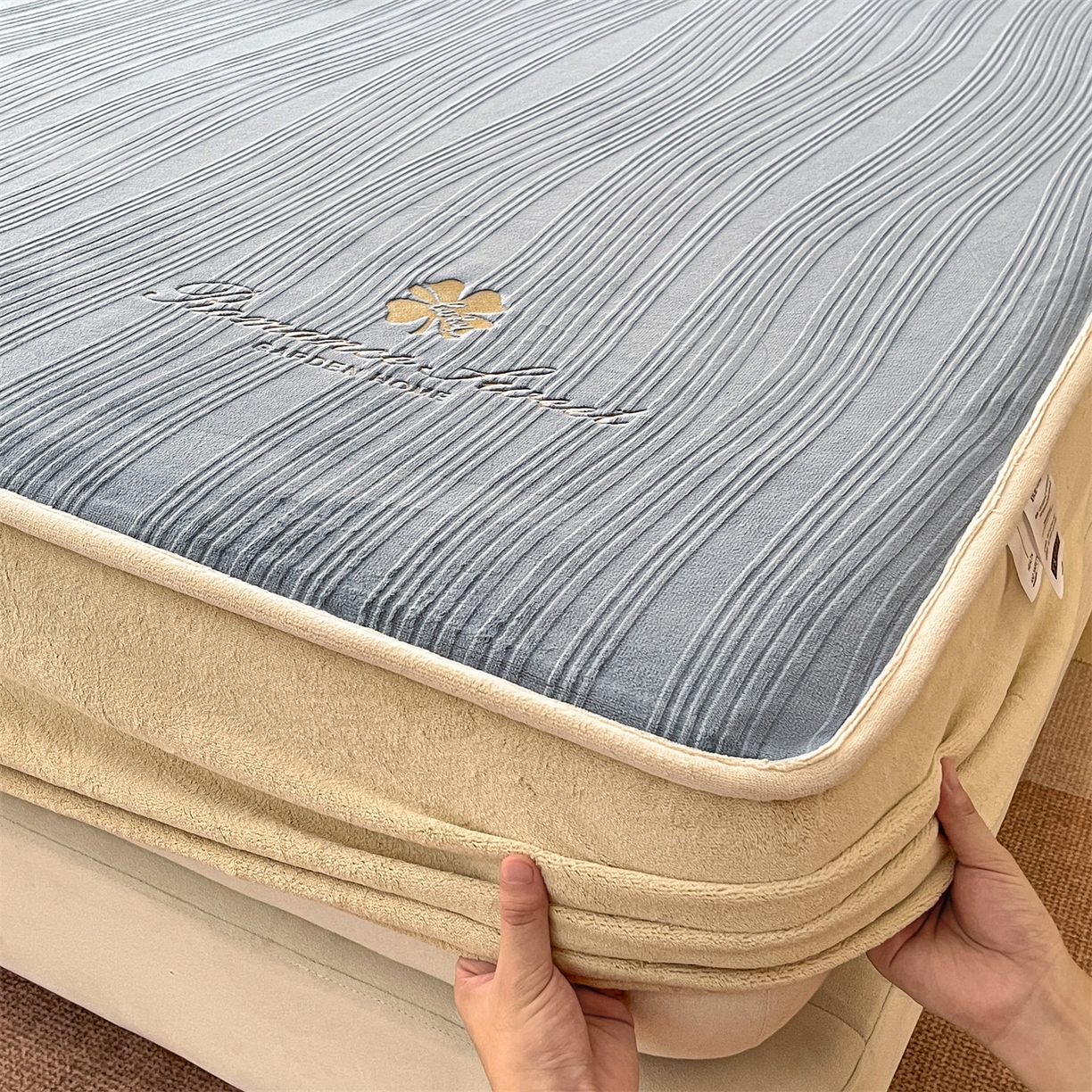 91家纺网 家纺一手货源 找家纺 笙意家纺 2025新款A类加厚牛奶绒烂花复合床笠 花韵-浅灰